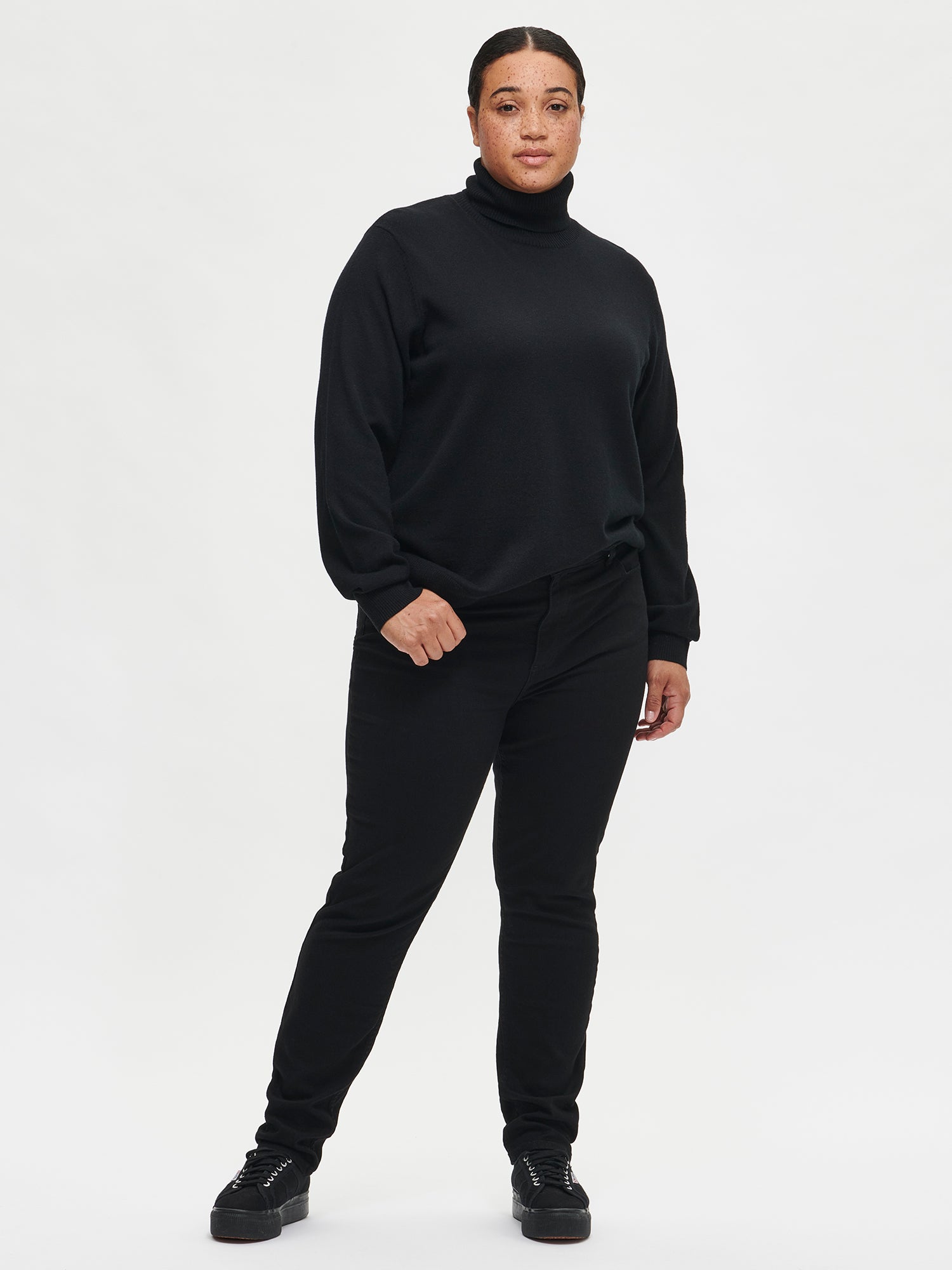 Nanso women’s stylish and lightweight black Villis turtleneck sweater in a luxurious merino wool and cotton blend.