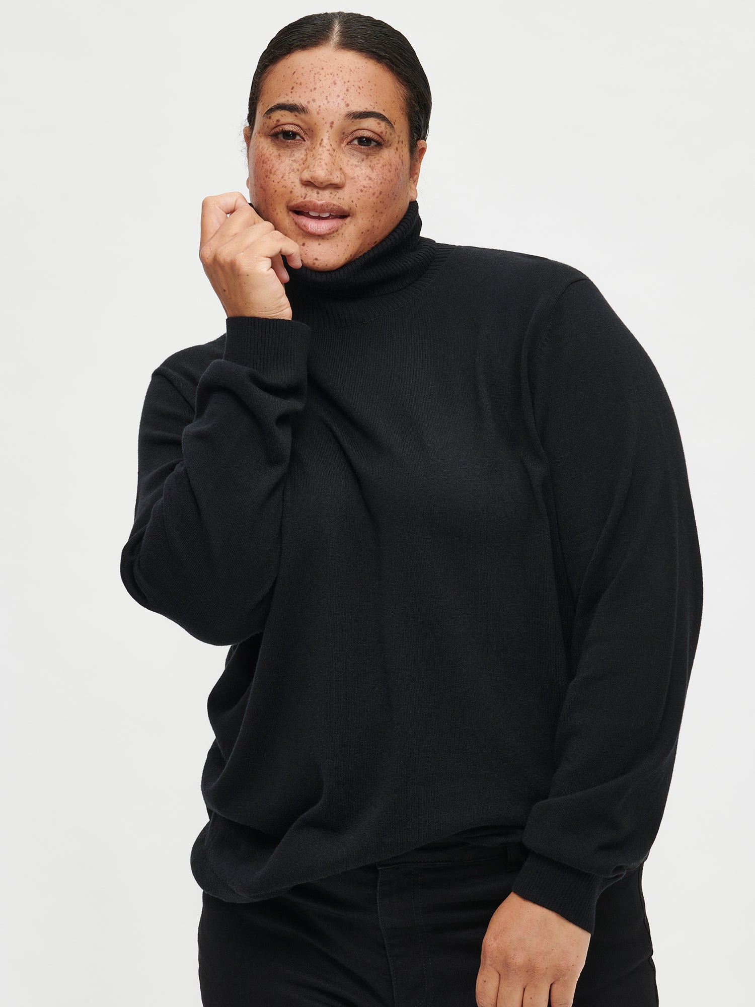 Nanso women’s stylish and lightweight black Villis turtleneck sweater in a luxurious merino wool and cotton blend, front