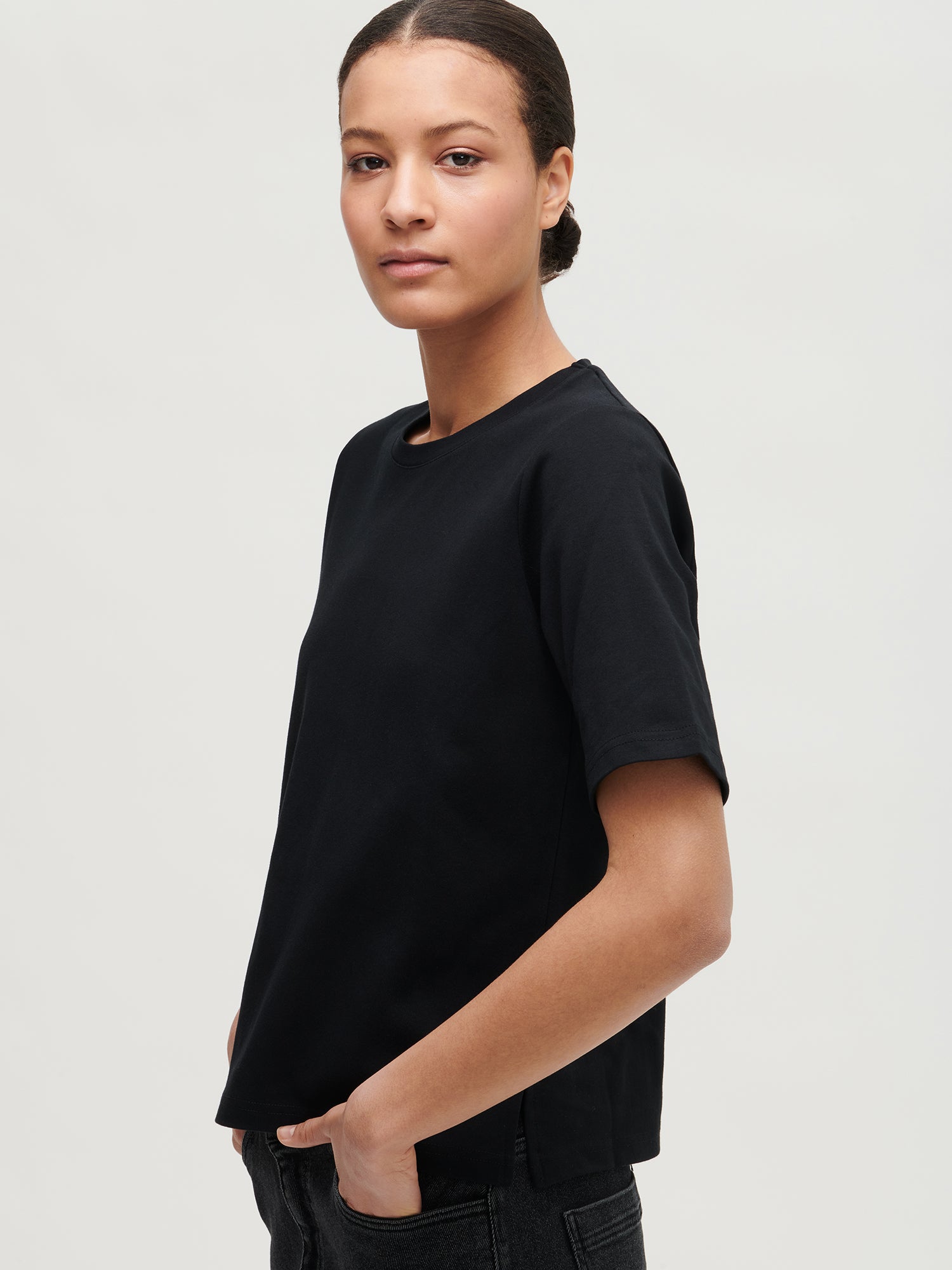 Nanso women’s black loose fit T-shirt from 100 % cotton, from the side.