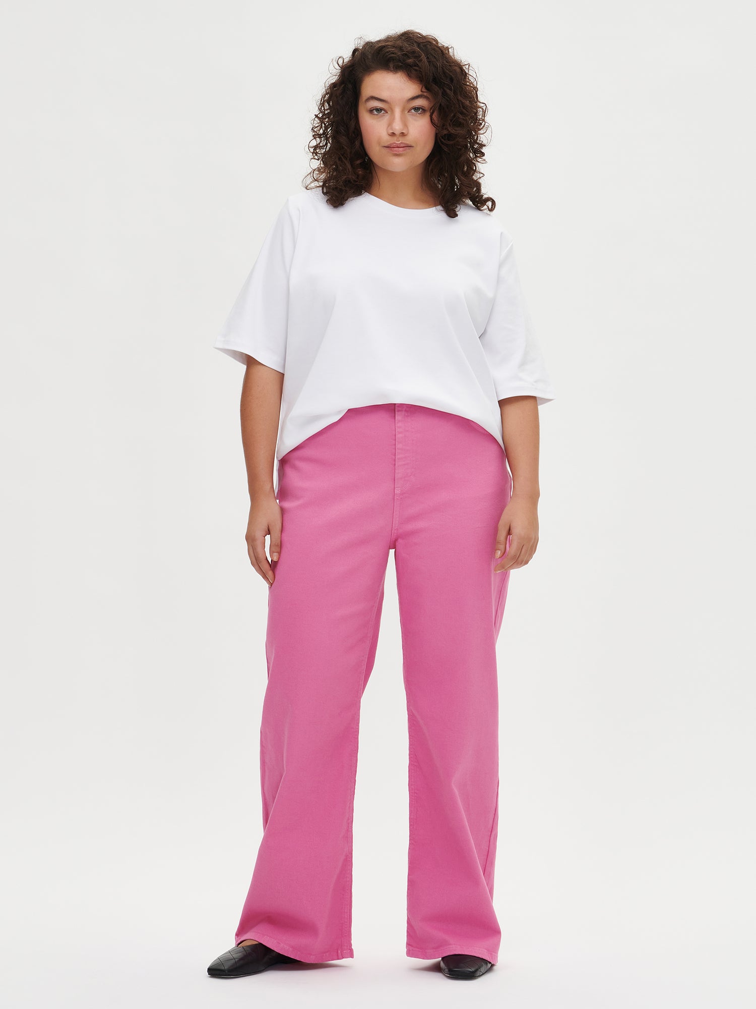 Nanso women’s white loose fit T-shirt from 100 % cotton, on a model in size XL.