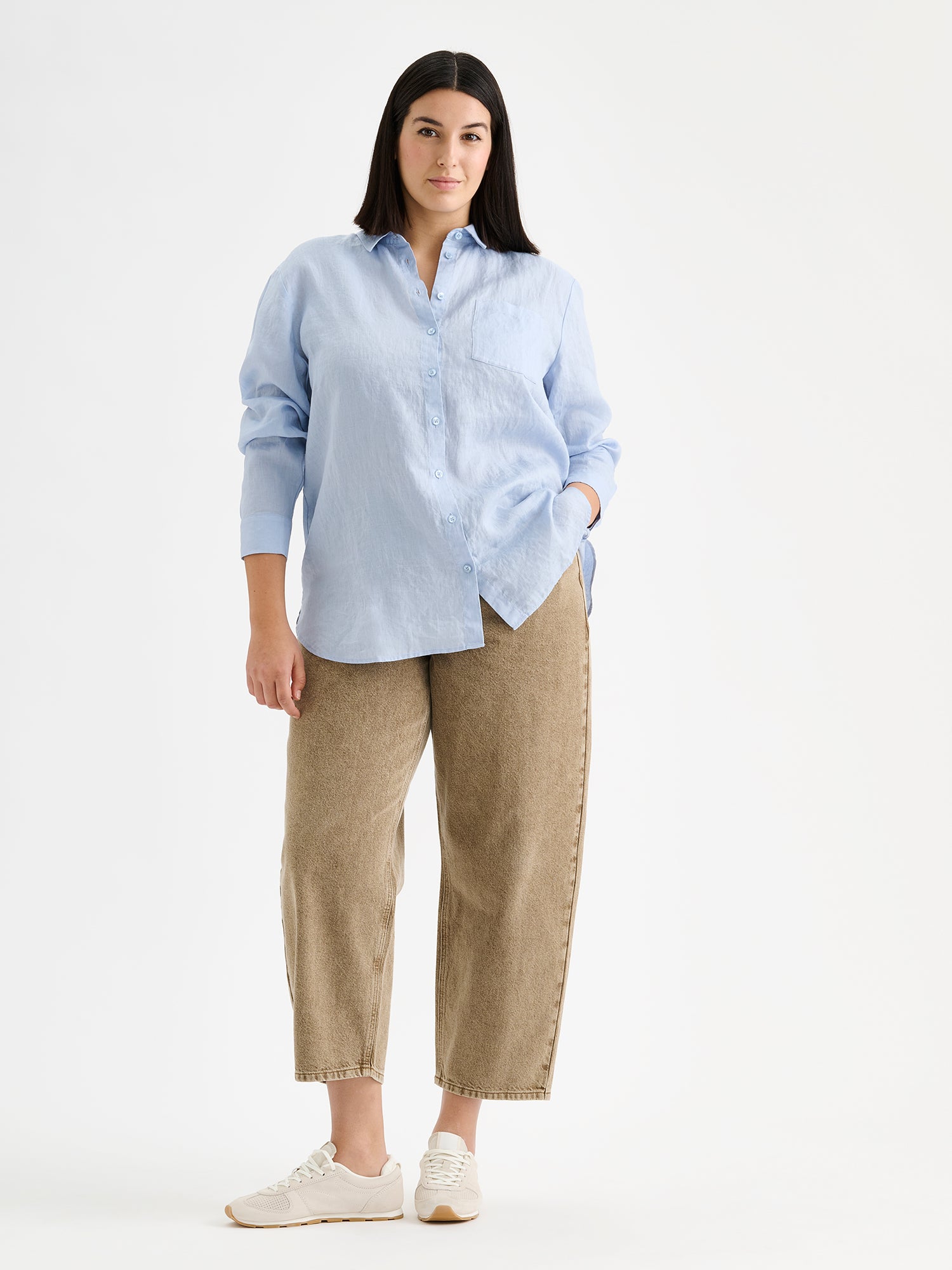 The classic, timeless PELLAVA Linen Shirt in light blue on a model with brown jeans.