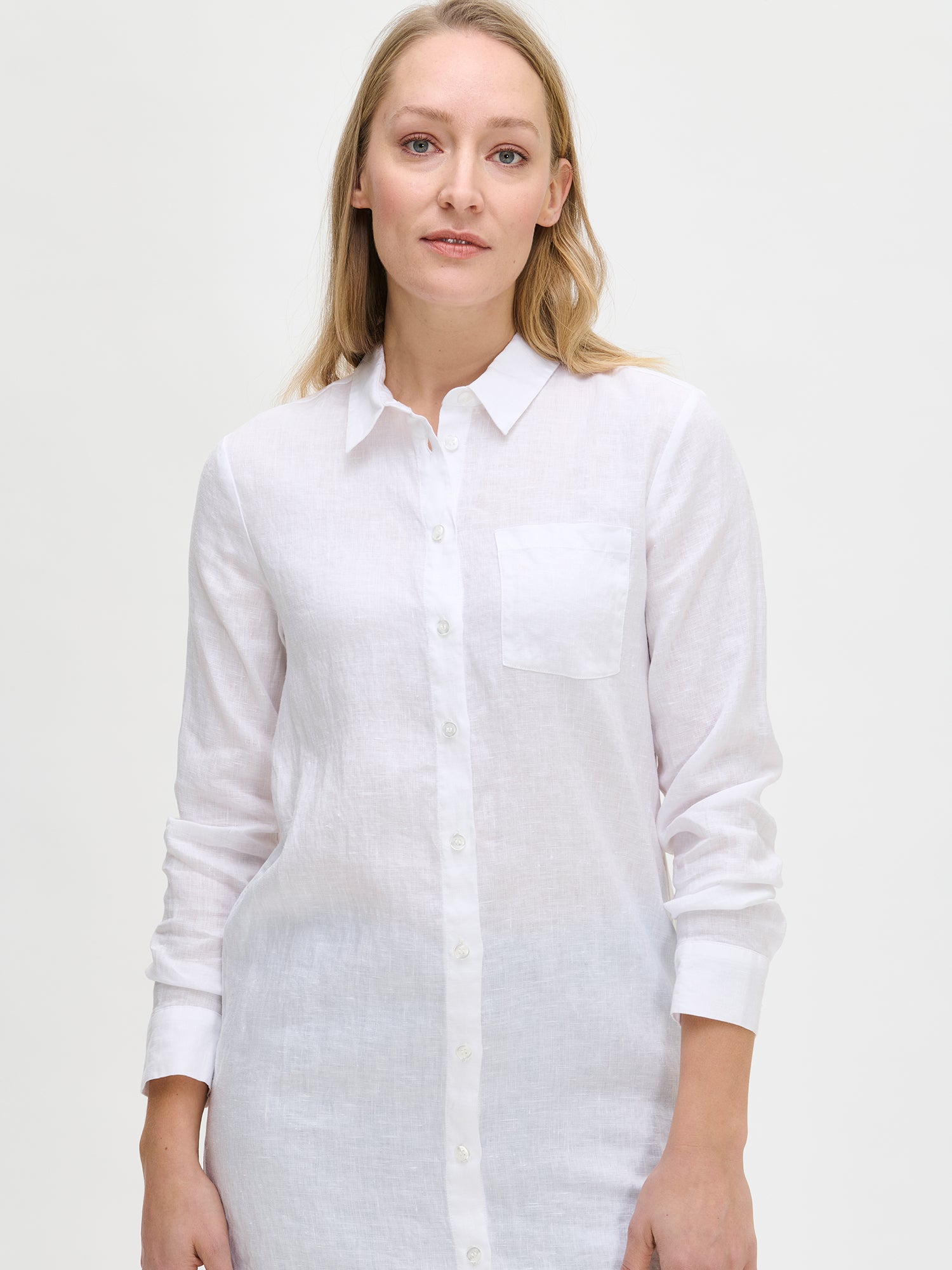Nanso long PELLAVA linen shirt in white on a model, close-up.