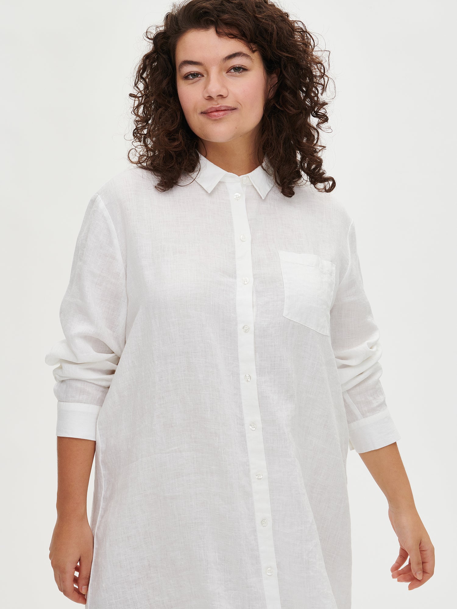 Nanso long PELLAVA linen shirt in white on a model close-up.