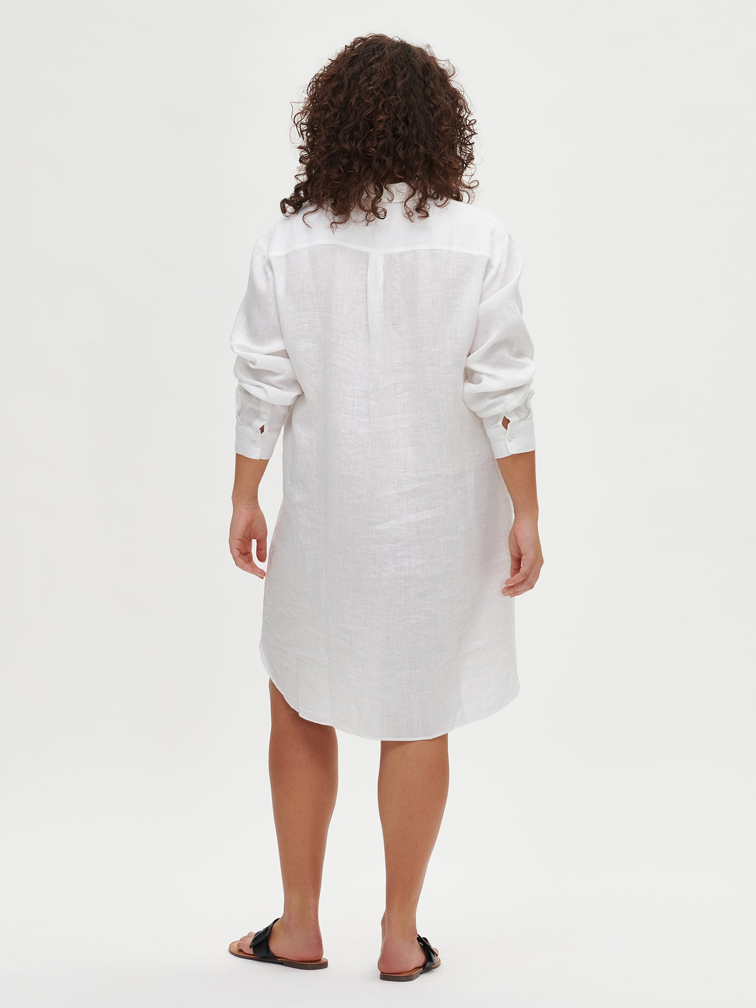 Nanso long PELLAVA linen shirt in white on a model with sandals