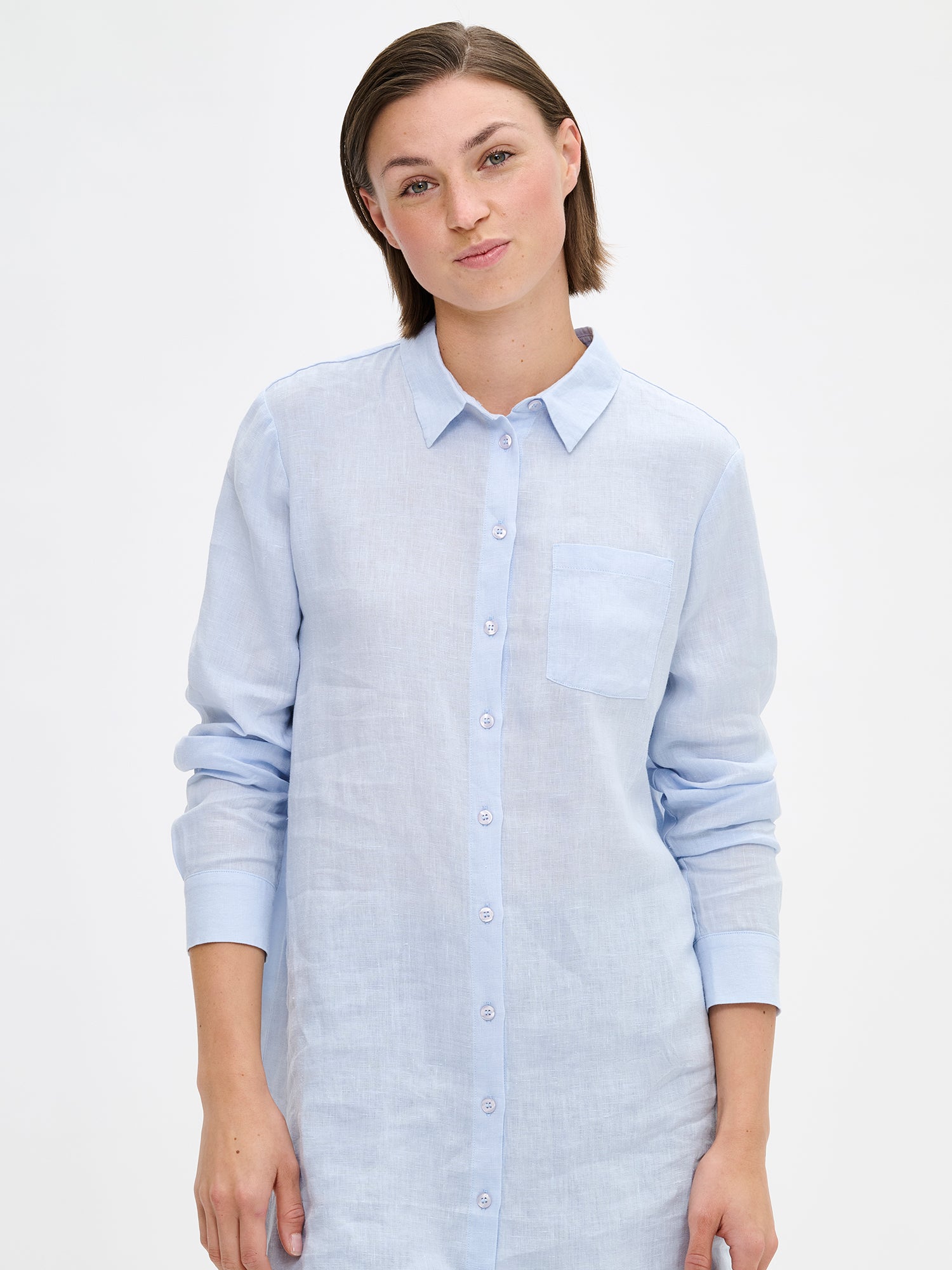 Nanso's long PELLAVA shirt in light blue close-up.