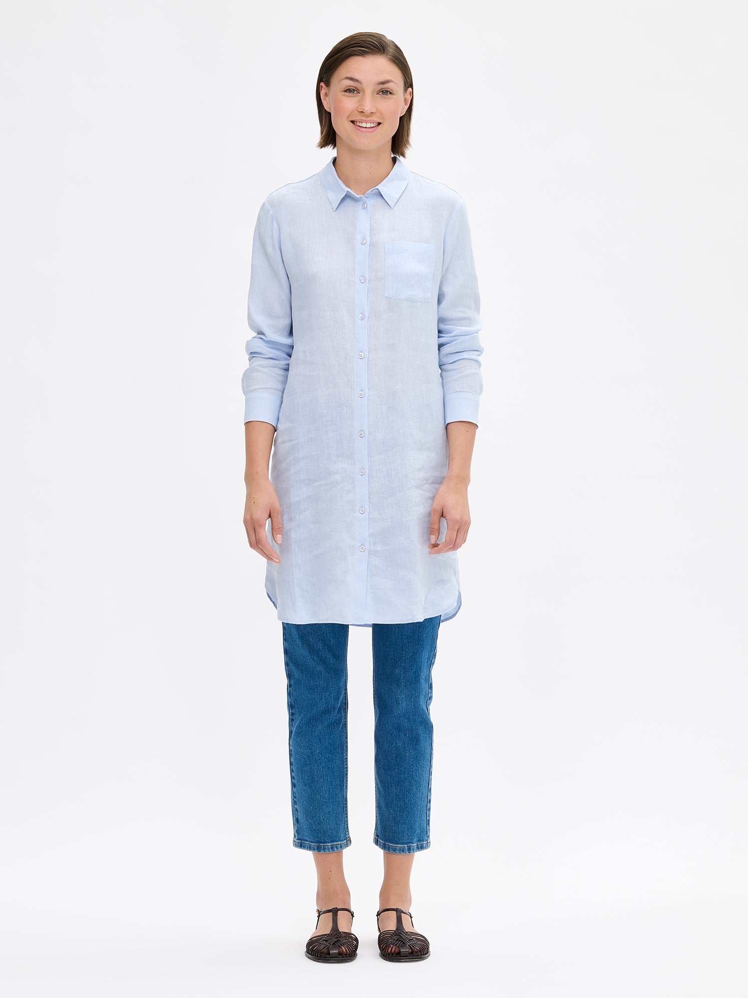 Nanso's long PELLAVA shirt in light blue on a model with jeans
