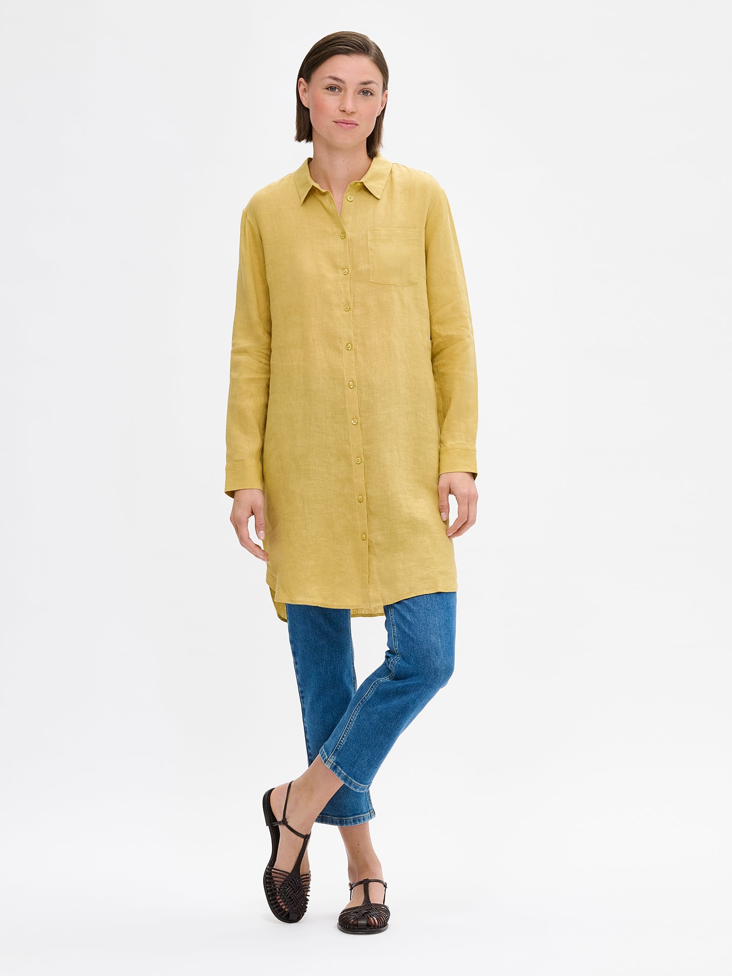 Nanso's long PELLAVA shirt in yellow on a model with blue jeans.