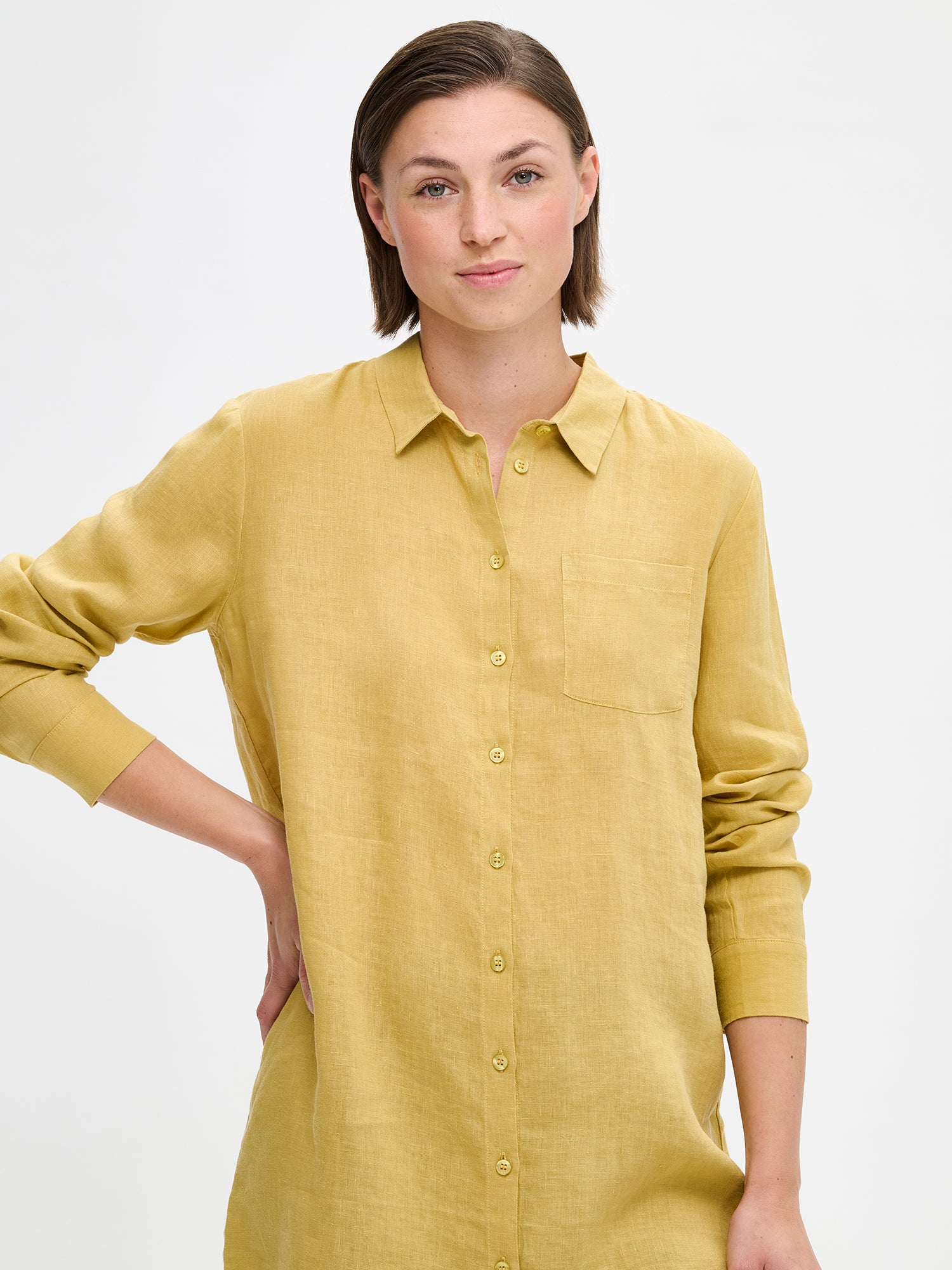 Nanso's long PELLAVA shirt in yellow on a model, close-up.