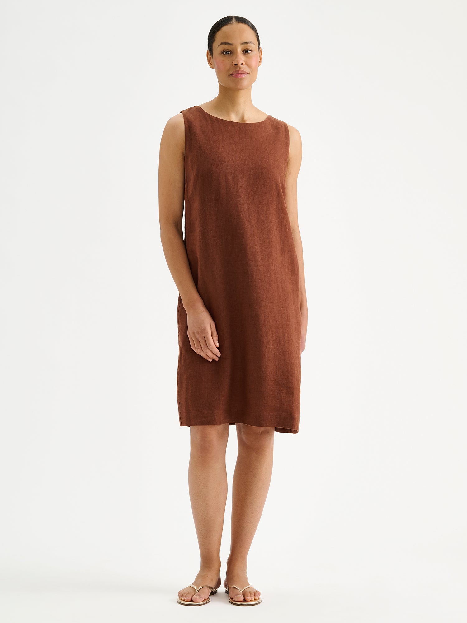 Nanso Luoto brown women's sleeveless linen dress on a model.