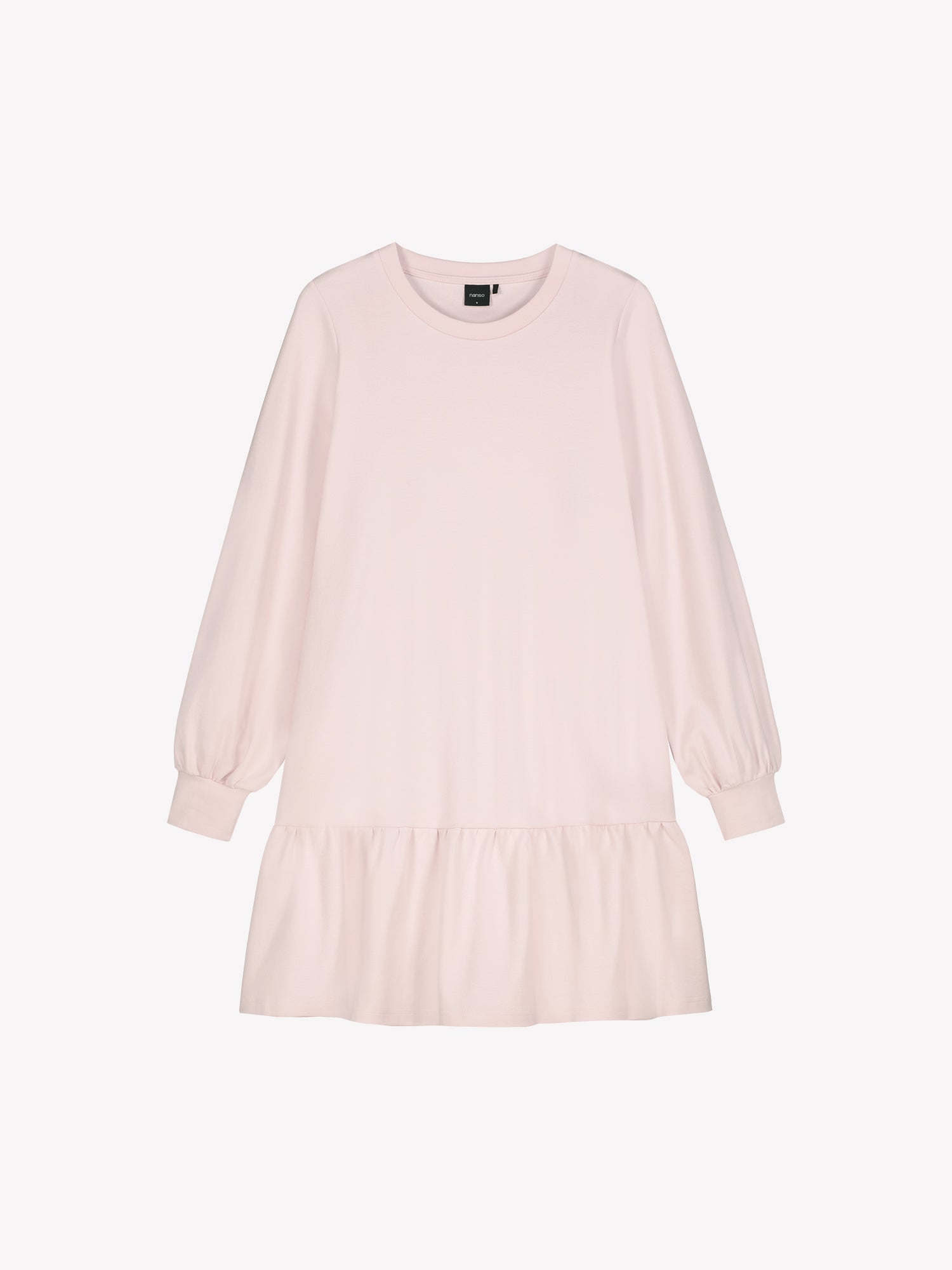 Nanso women's short casual Leija dress has a round neckline, pockets on the sides, a hem with pleats and full-length sleeves that gather beautifully at the cuffs. Product picture from the front.