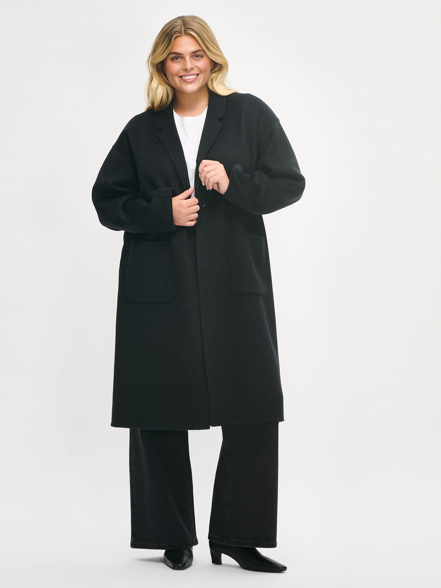Nanso women's stylish and timeless grey YLLE wool coat from the front