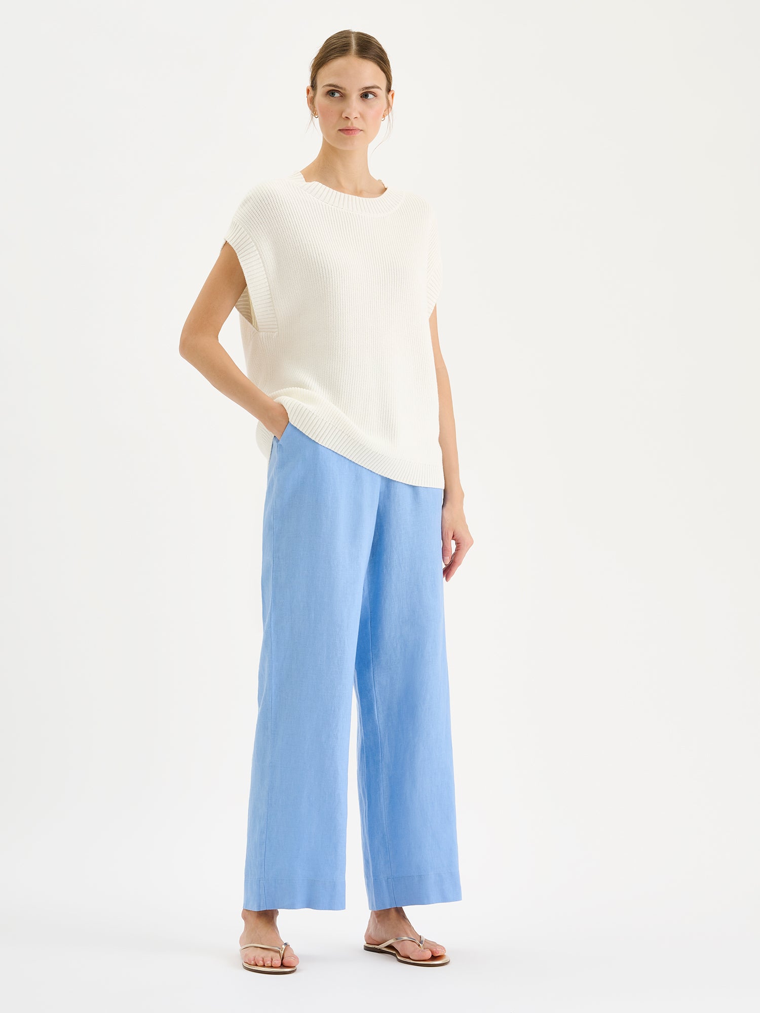 SAARI linen pants in a chic blue color on a model with a white top.