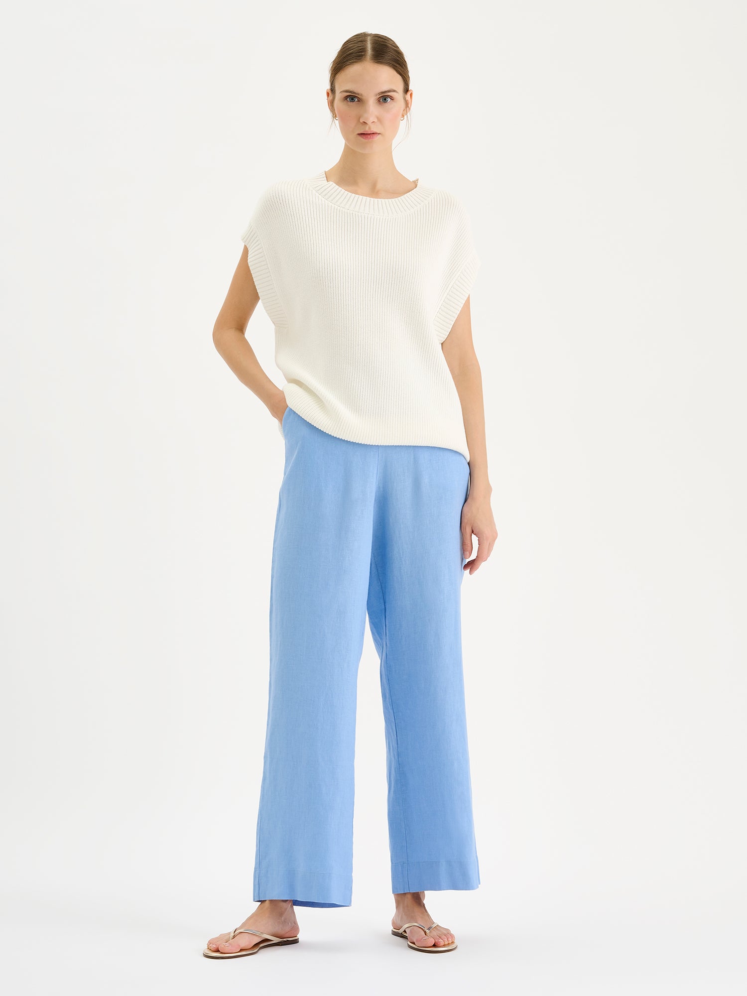 SAARI linen pants in a chic blue color on a model with a white top.