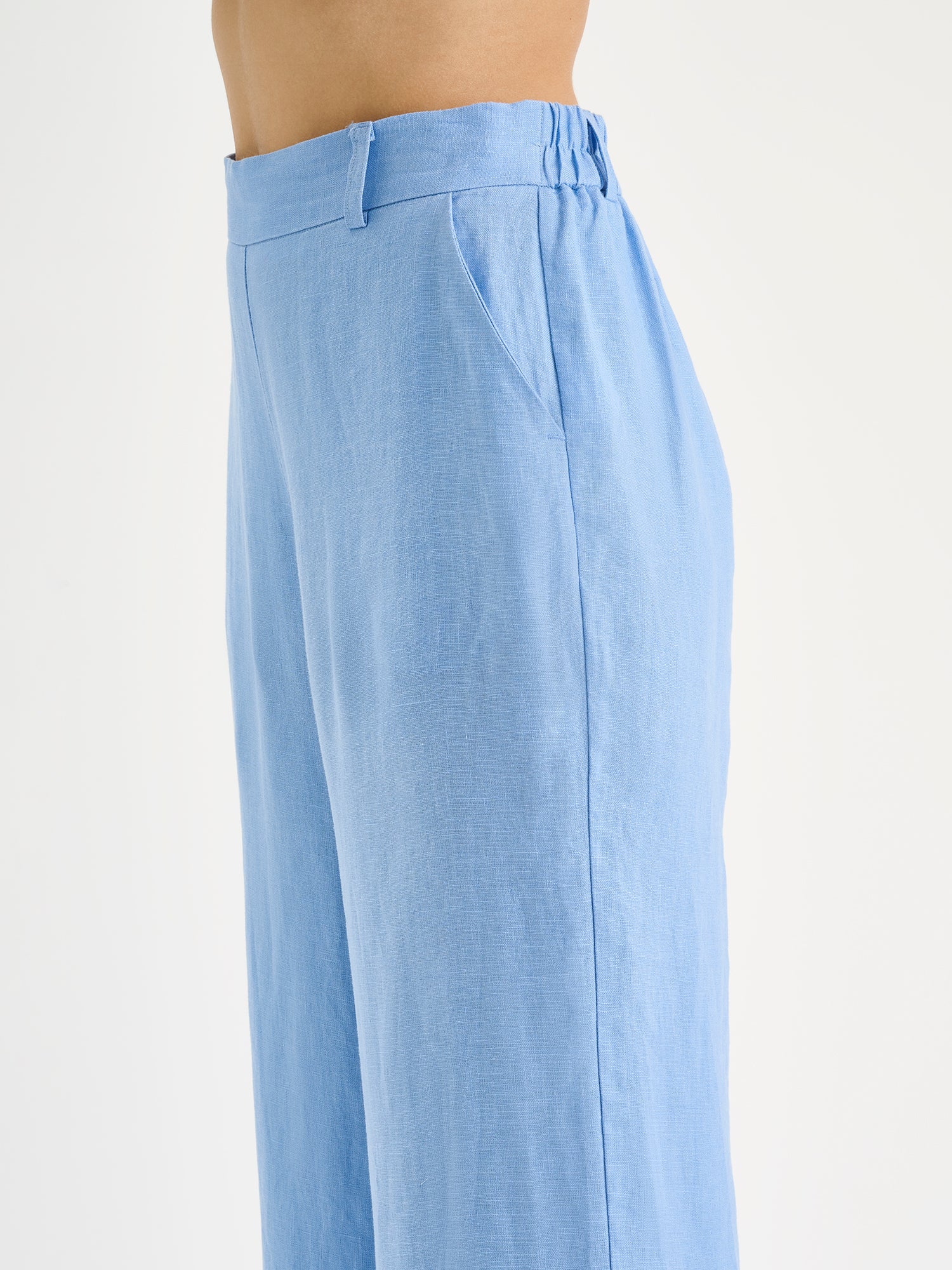 SAARI linen pants in a chic blue color on a model close-up