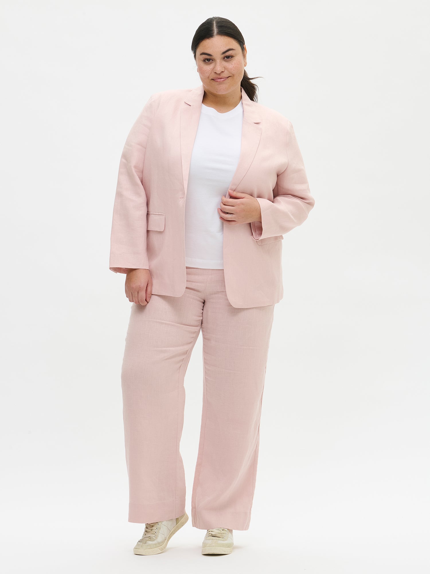 Expertly crafted from premium linen fabric, these classic pink SAARI linen trousers provide effortless elegance for both everyday wear and special occasions. Worn by a plus-size model in size 46.
