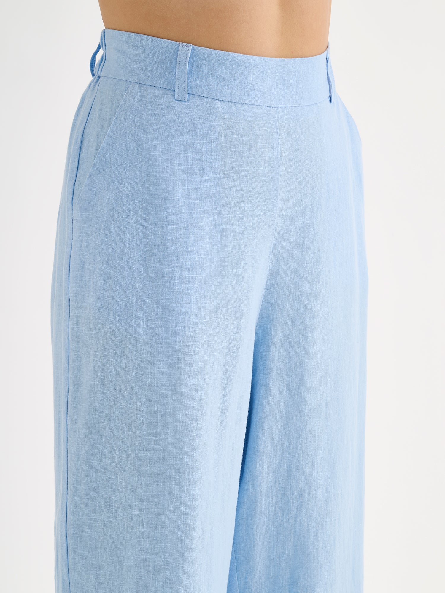 Nanso SAARI linen culottes with elasticated waist and side pockets in a sophisticated light blue shade on a model, close-up