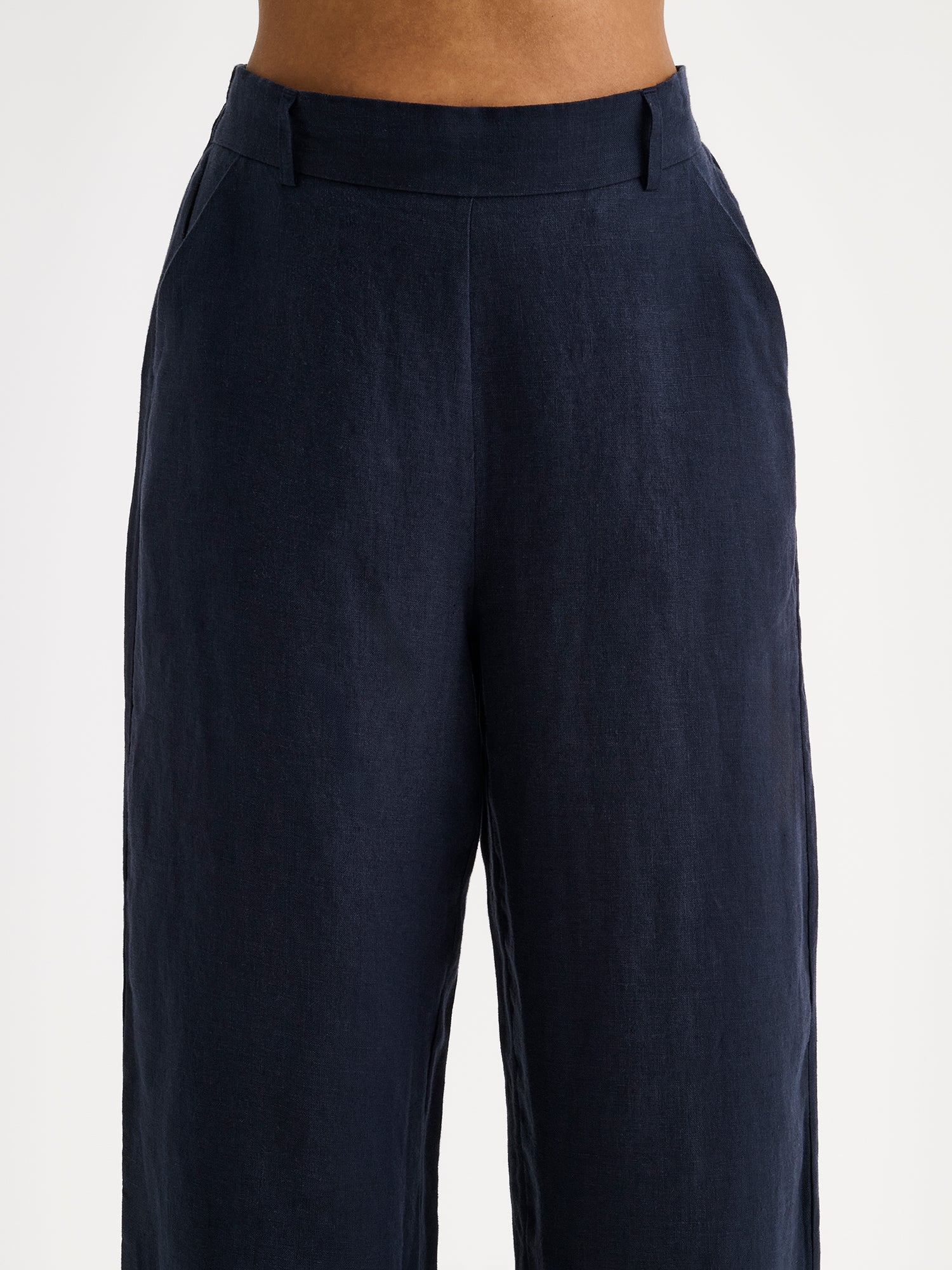 Nanso SAARI linen culottes with elasticated waist and side pockets in a sophisticated dark blue shade on a model, close-up.