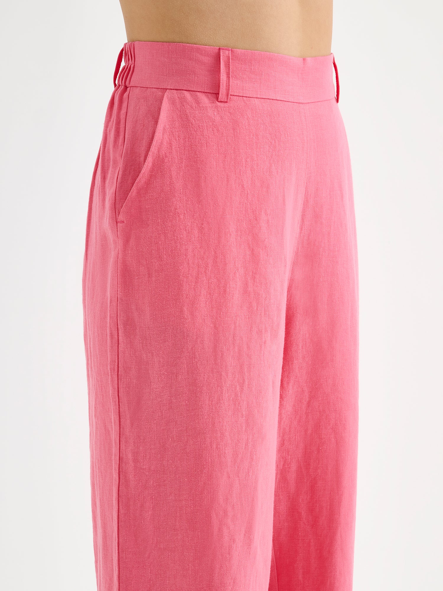 Nanso SAARI linen culottes with elasticated waist and side pockets in a sophisticated pink shade on a model, close-up