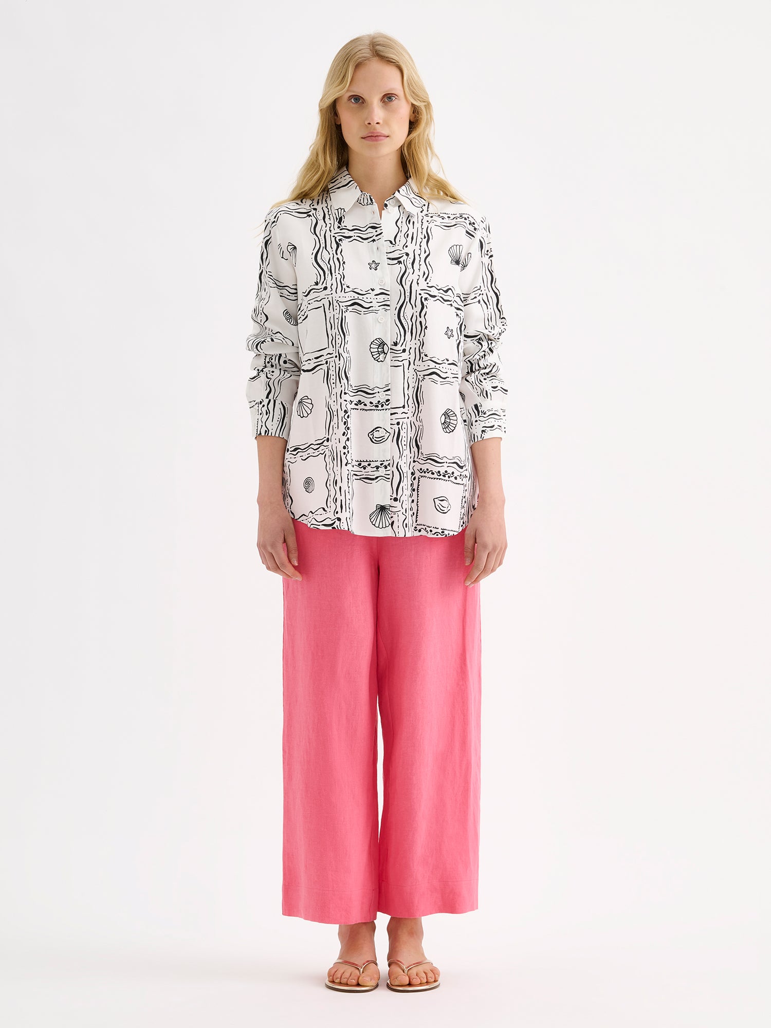 Nanso SAARI linen culottes with elasticated waist and side pockets in a sophisticated pink shade on a model with a black and white patterned shirt