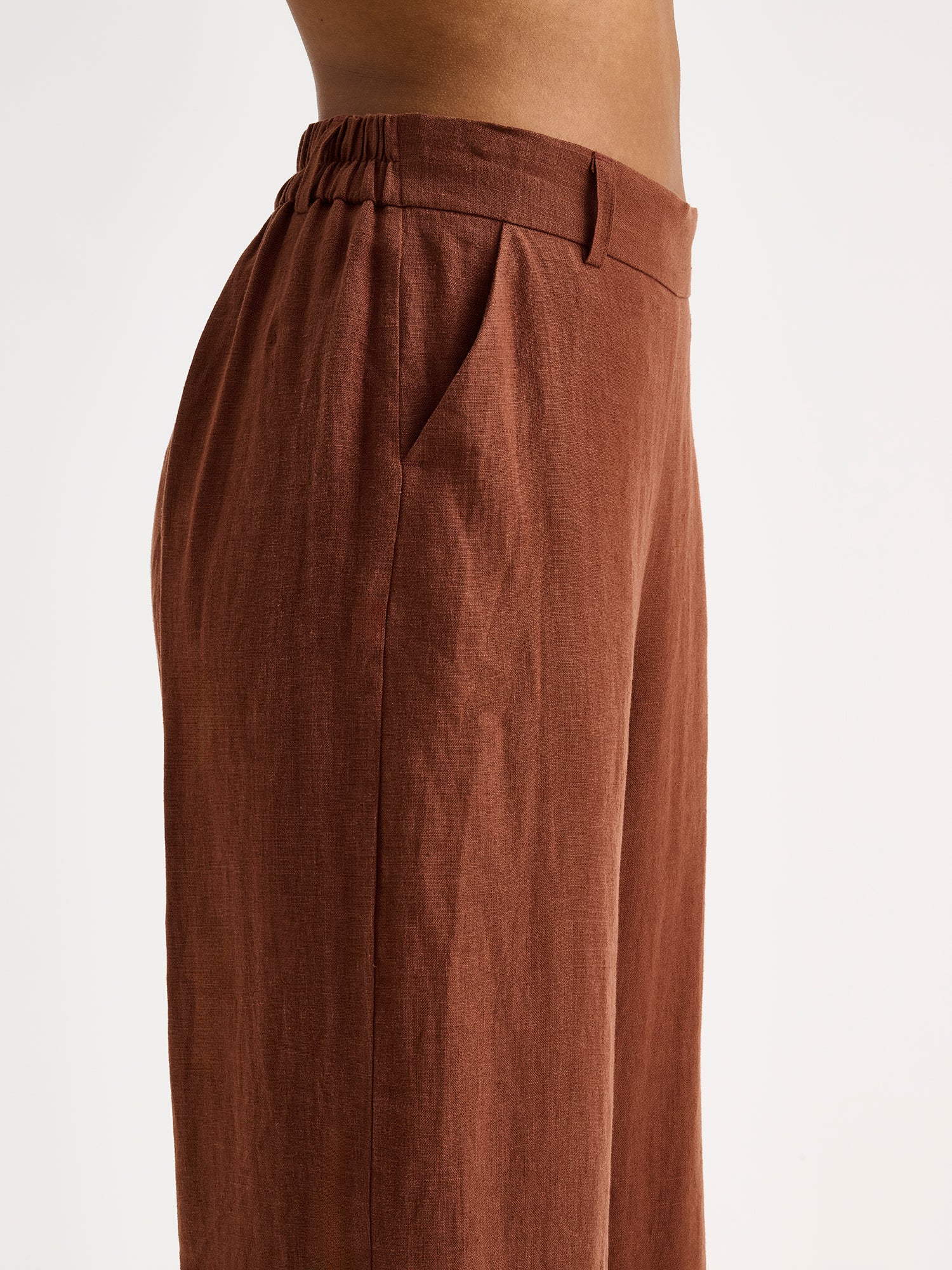 Nanso SAARI linen culottes with elasticated waist and side pockets in a sophisticated brown shade on a model, close-up.