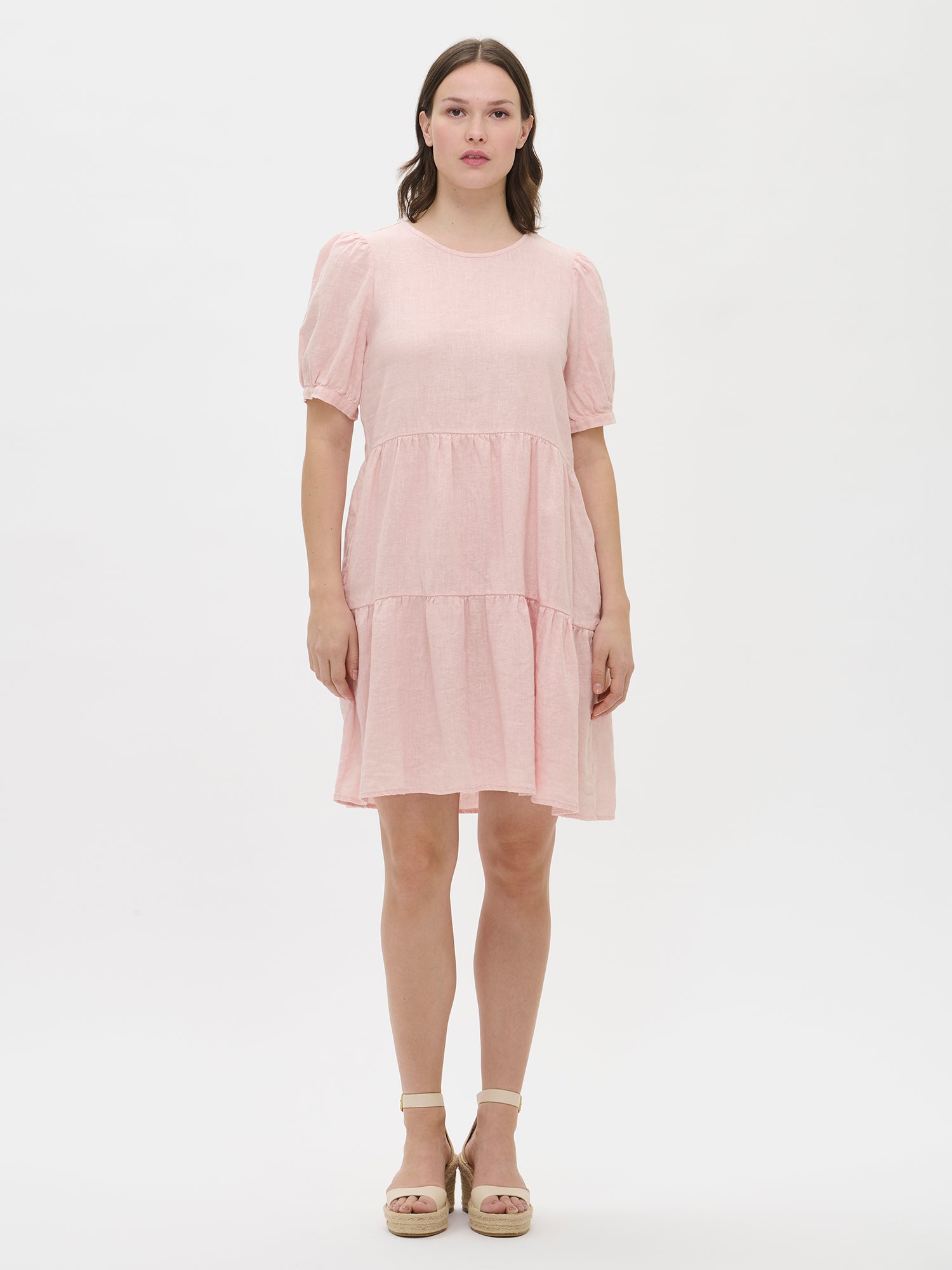 Nanso women's beautiful light pink Sarastus linen dress with voluminous frill layers and short puff sleeves from the front.