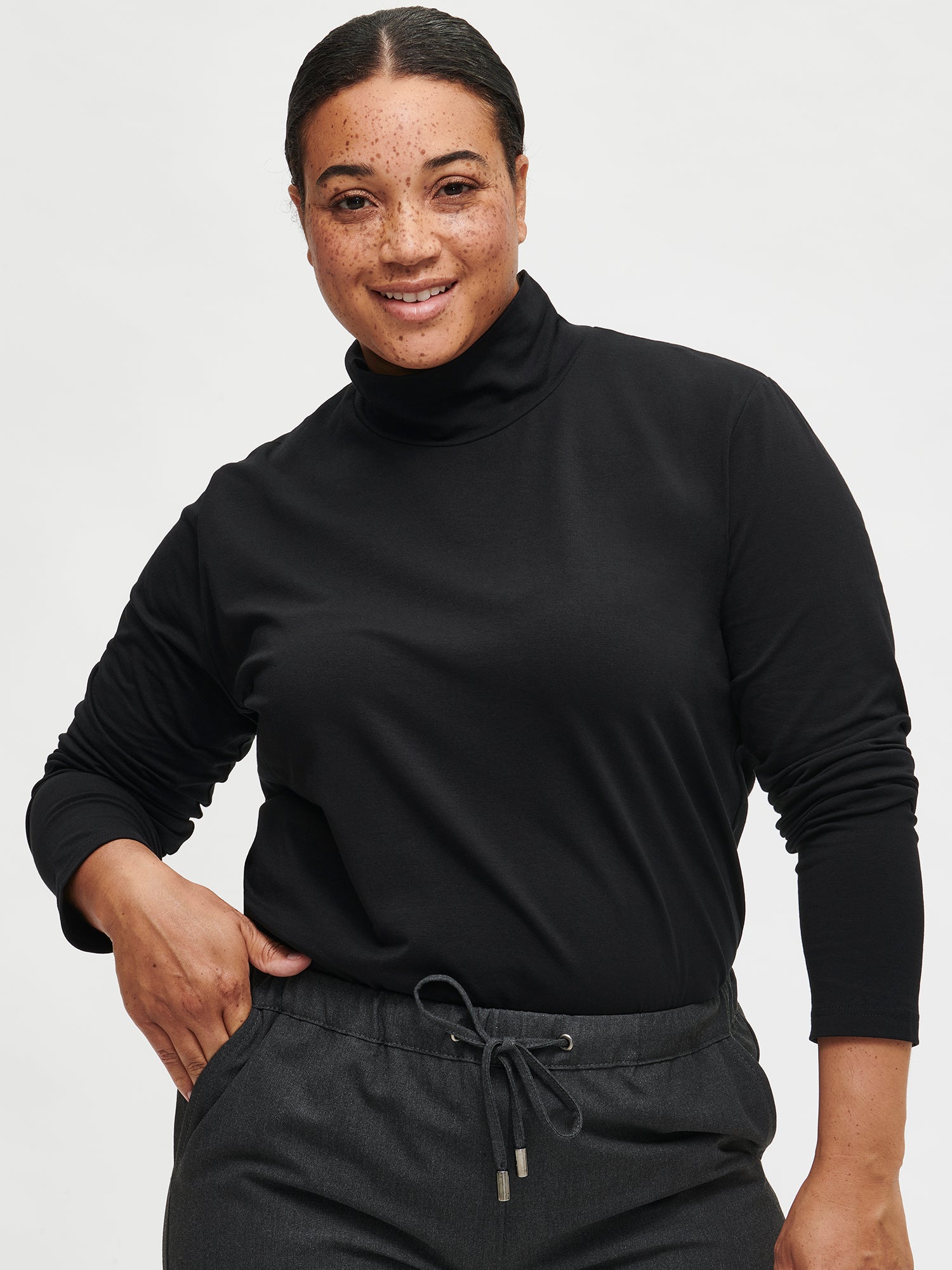 Women's Mari turtleneck in black from the front