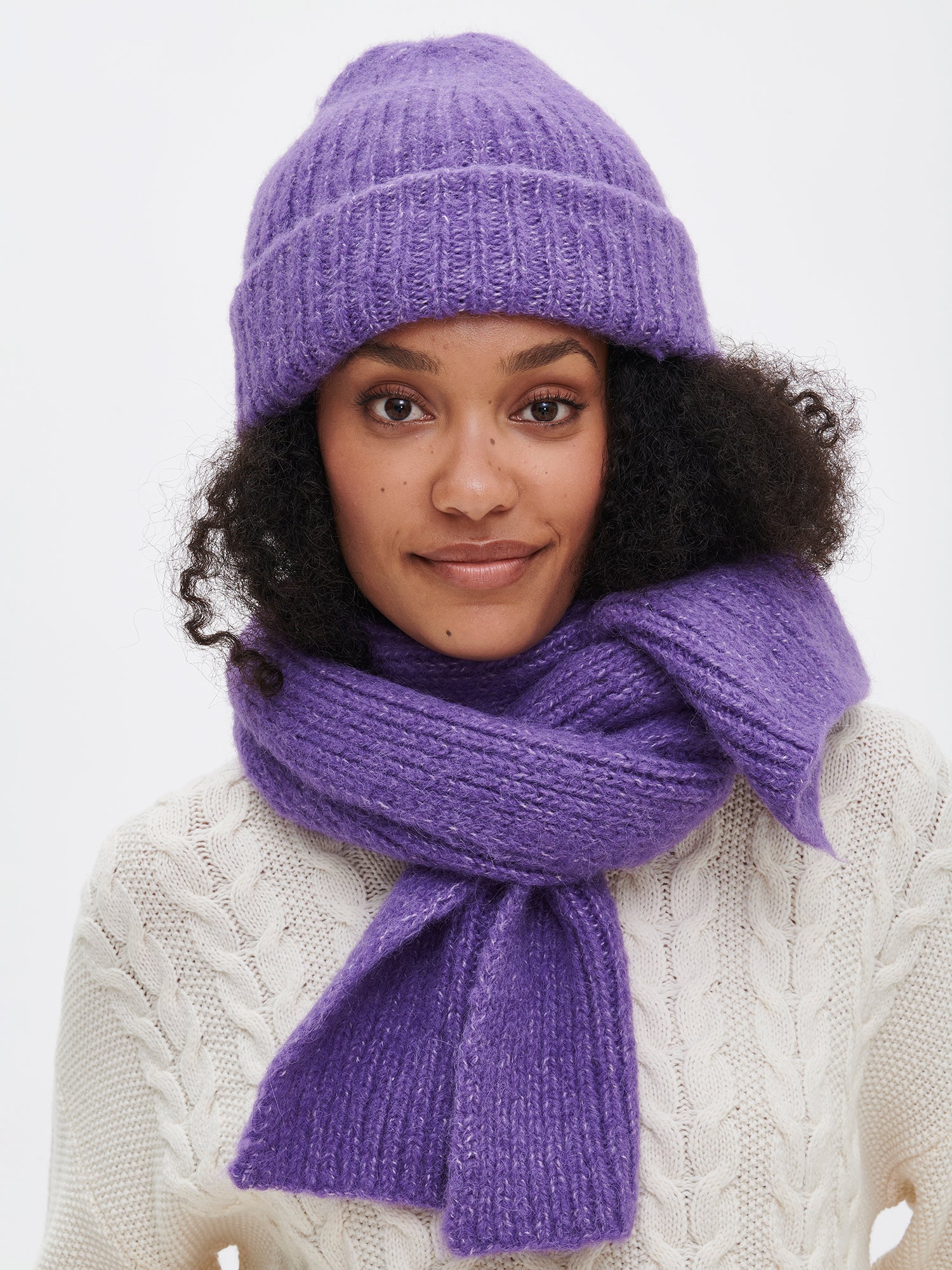 Nanso's soft and warm lilac Usva scarf for women features a ribbed knit design.