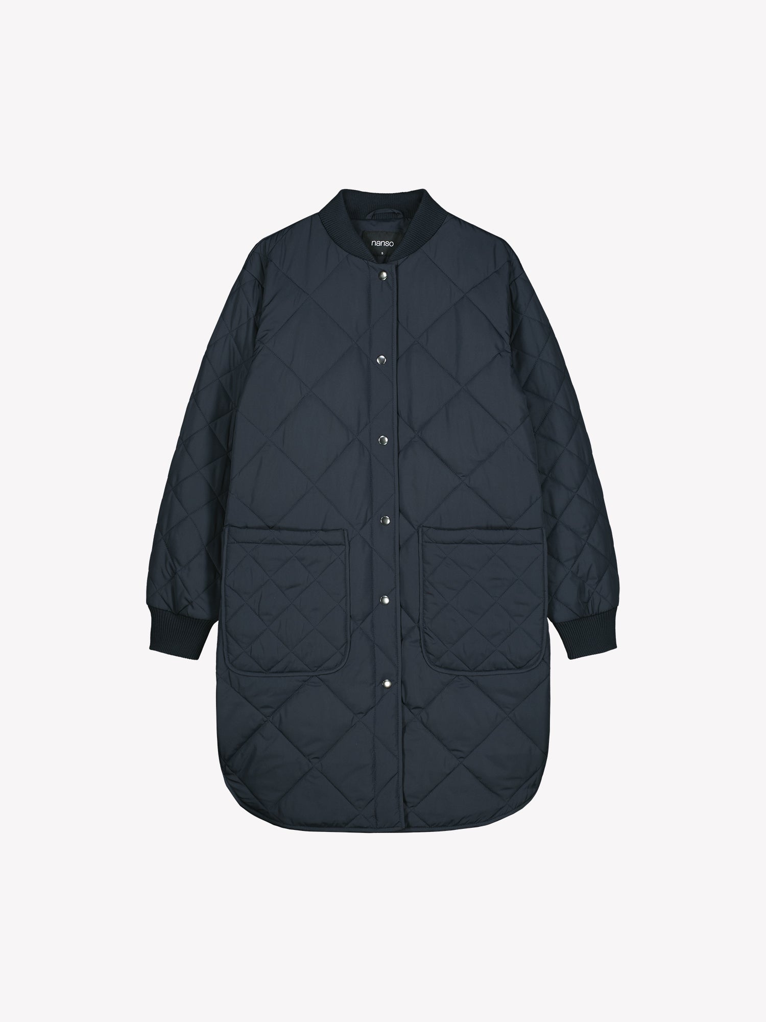 Nanso women's casual Midi quilted coat in dark blue features lightweight padding, ribbed knit detailing at the neckline and cuffs, snap closures and front pockets. Product picture from the front.