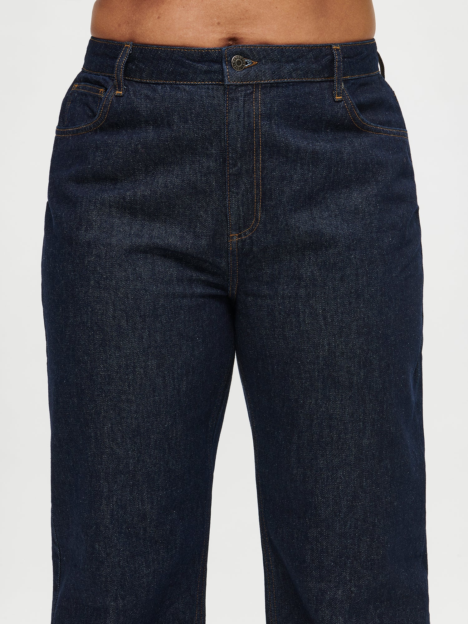 Nanso women’s relaxed dark blue Suora jeans with a regular waist, on a model, close-up. 