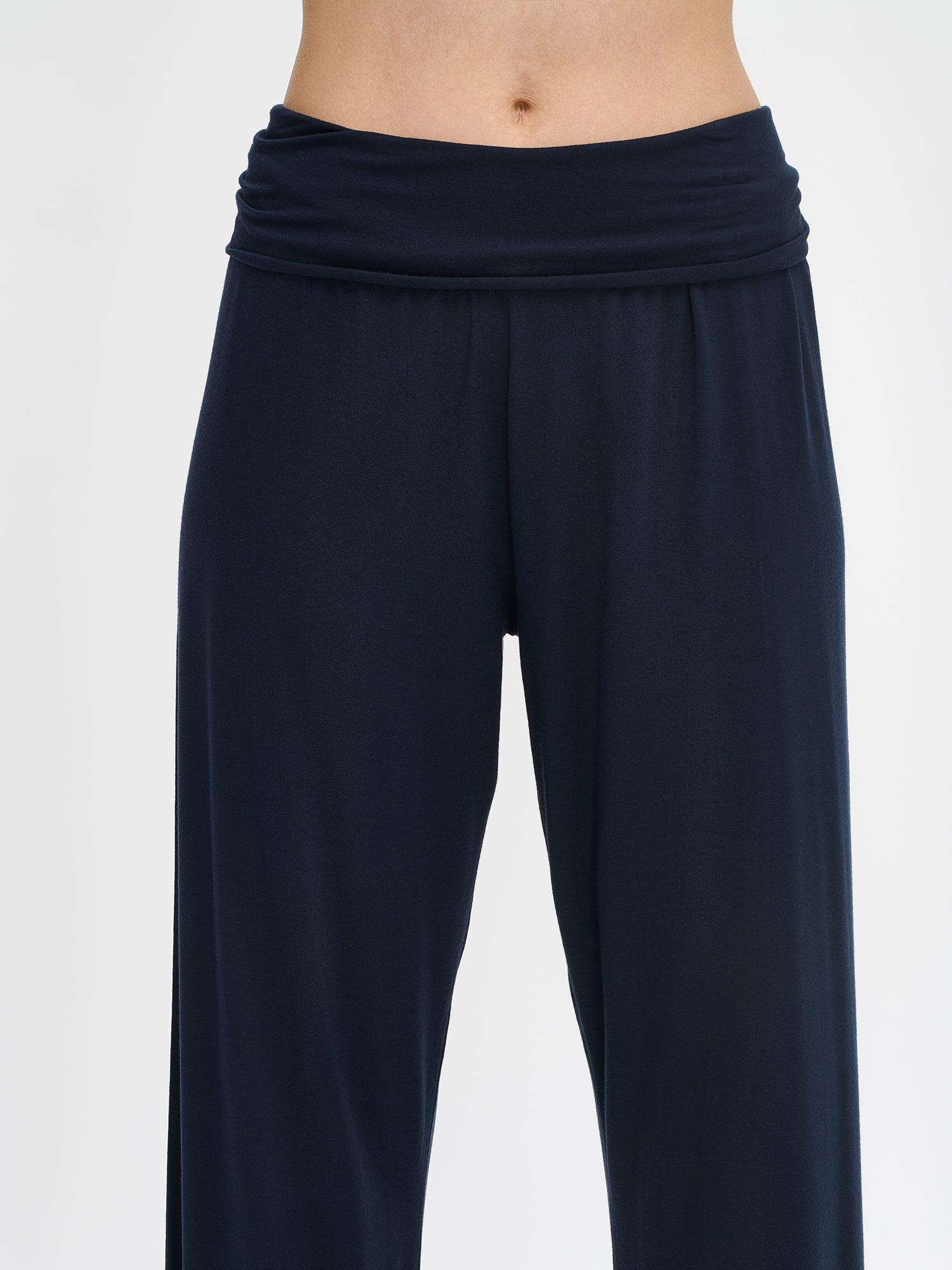 The wide waistband in Pitsi pants on a model in the photo.