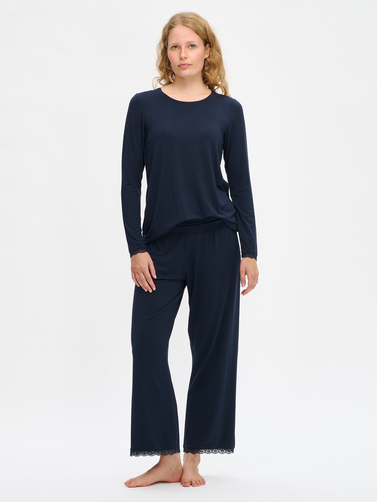 Women's dark blue Pitsi pants with dark blue Pitsi shirt on a model.