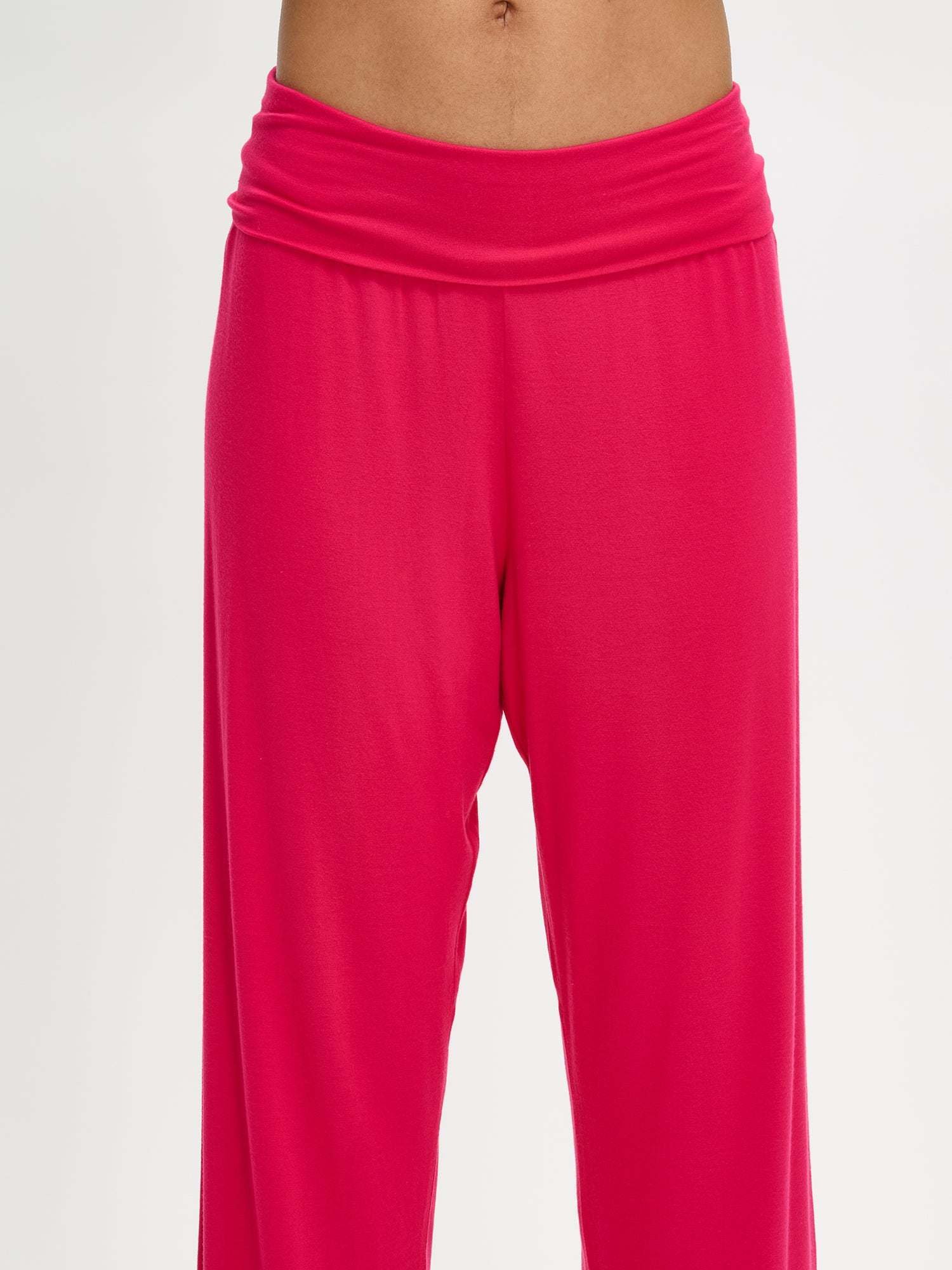 The wide waistband in Pitsi pants on a model in the photo.