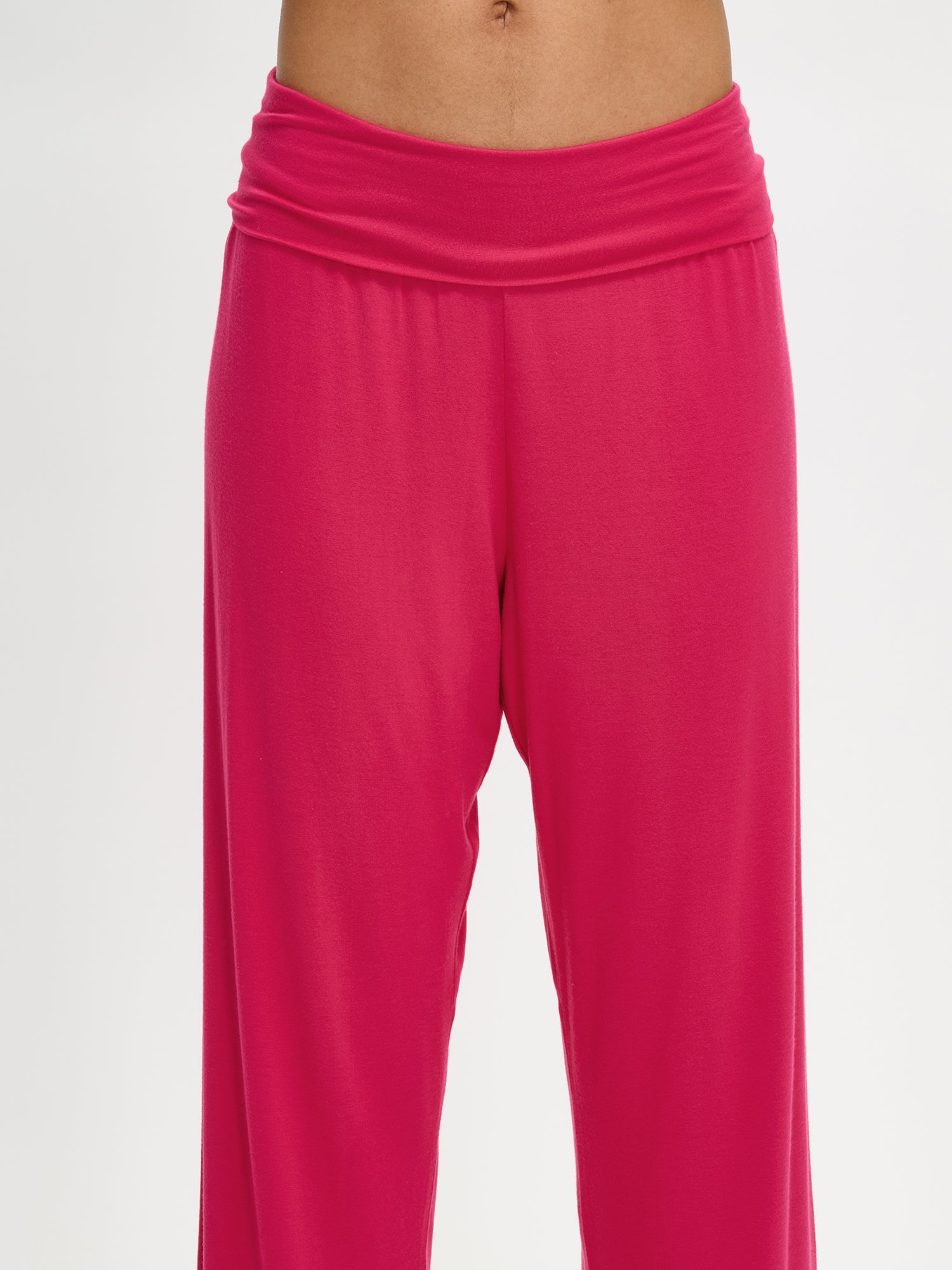 The wide waistband in Pitsi pants on a model in the photo.