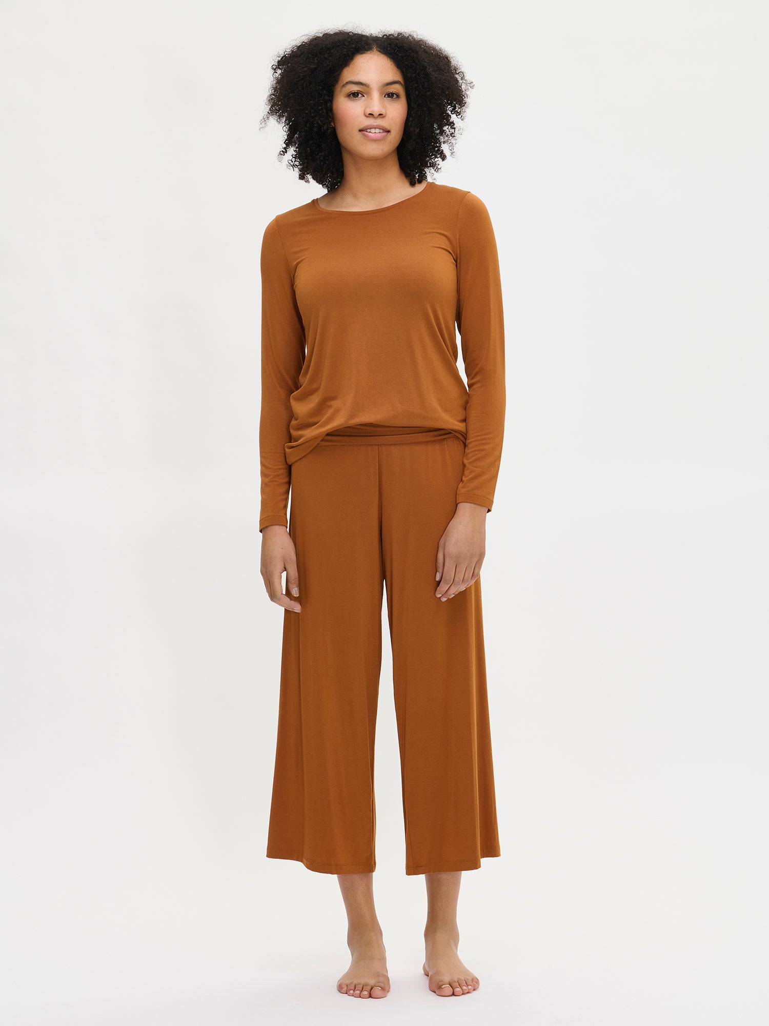 Hento shirt combined with Hento pants in brown on a model in the picture.
