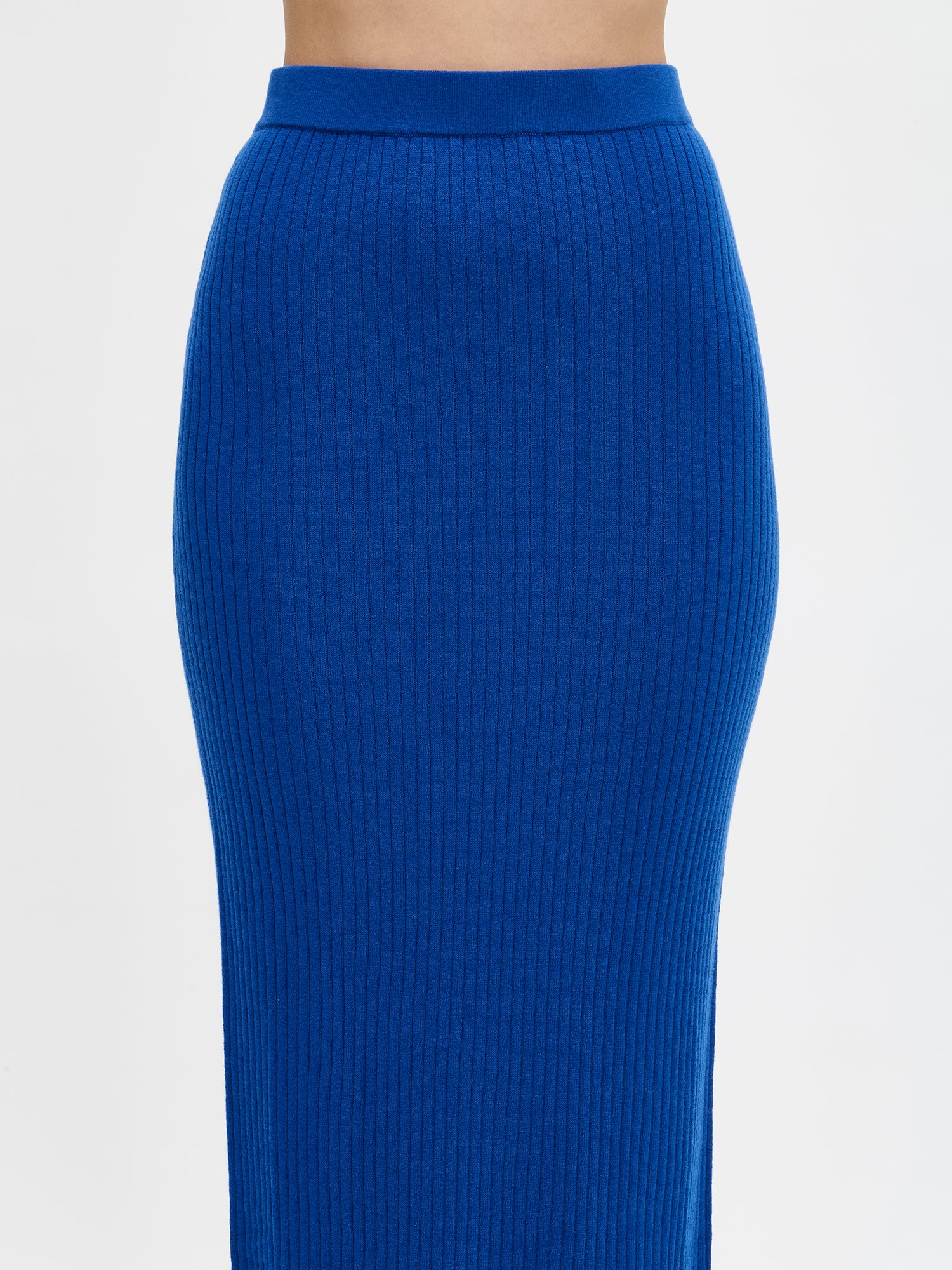 Women´s Villis ribbed knit skirt in blue crafted from a superior blend of merino wool and cotton. Pictured on a model from the front, close-up.
