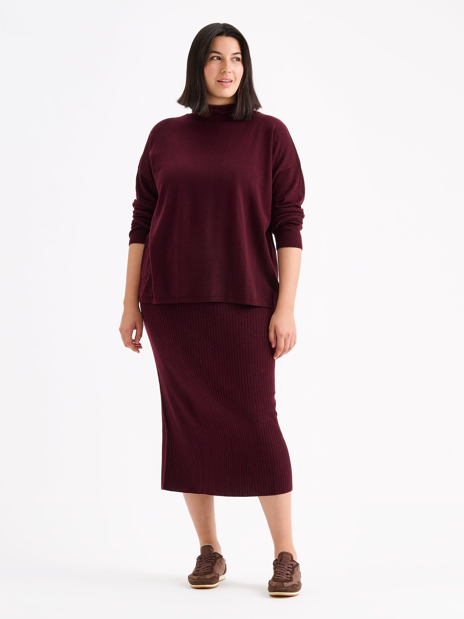 Women´s Villis ribbed knit skirt in burgundy crafted from a superior blend of merino wool and cotton, on a model with a matching sweater