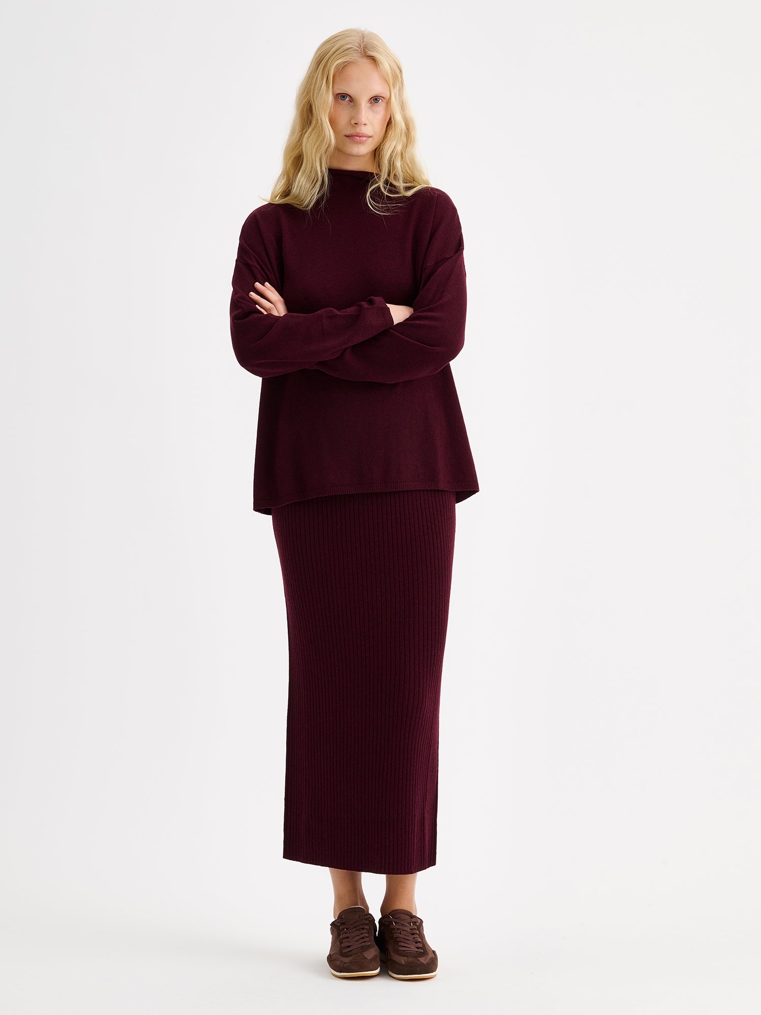 Women´s Villis ribbed knit skirt in burgundy crafted from a superior blend of merino wool and cotton, on a model with a matching sweater