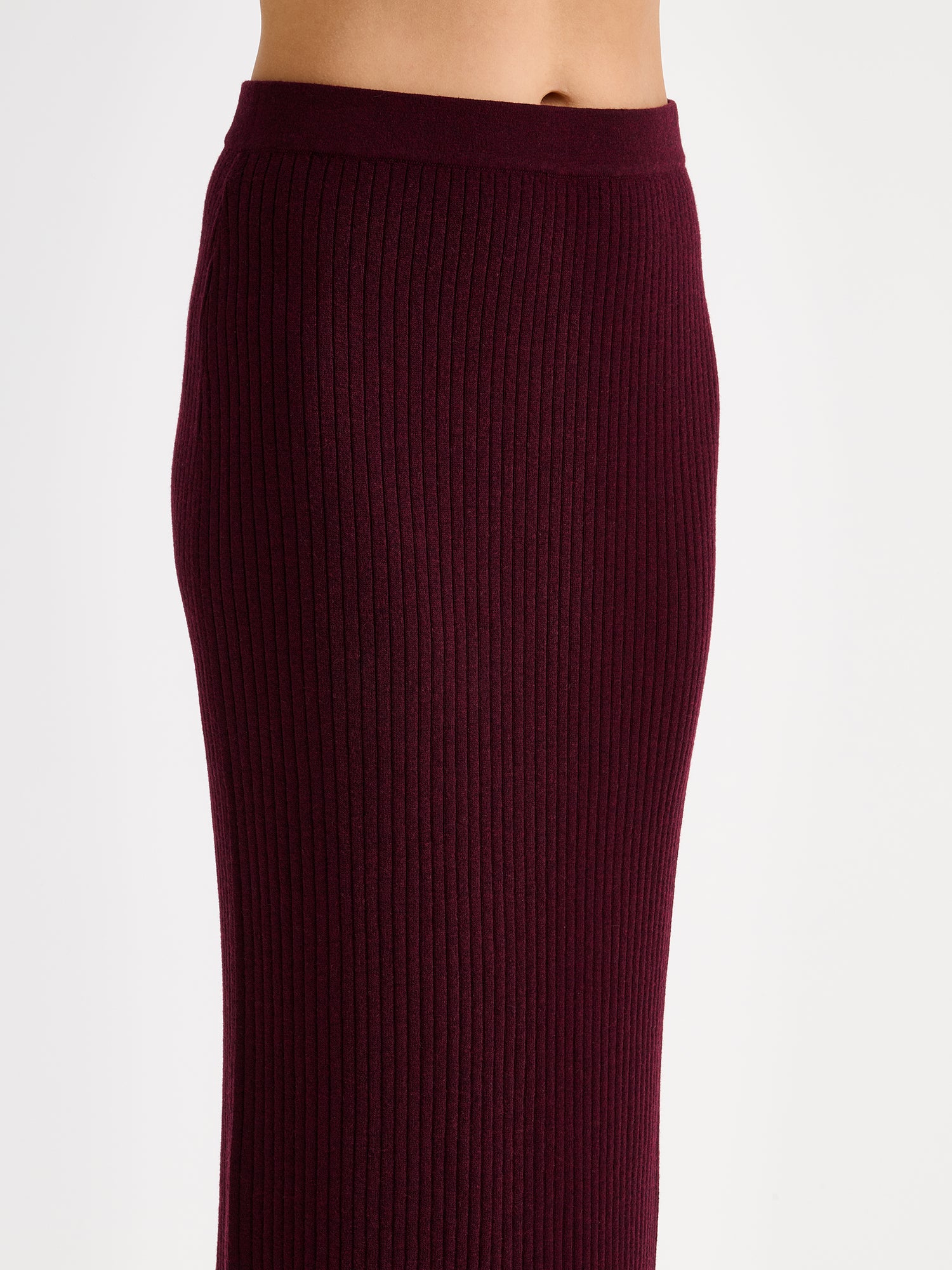 Women´s Villis ribbed knit skirt in burgundy crafted from a superior blend of merino wool and cotton, on a model close-up