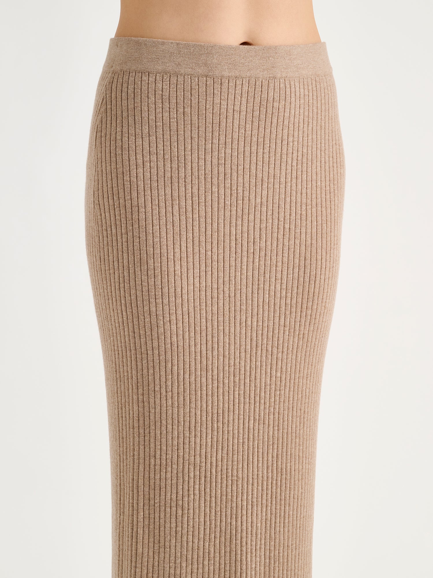 Women´s Villis ribbed knit skirt in beige crafted from a superior blend of merino wool and cotton, on a model close-up