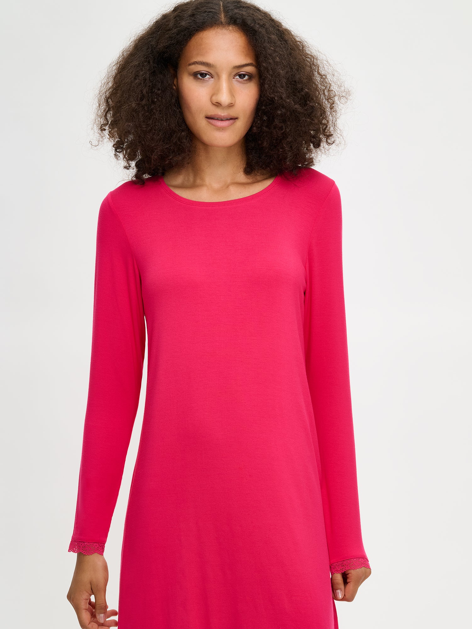 The hem and the wristbands of the Pitsi nightgown are adorned with timeless lace ribbons as shown in the picture on a model.