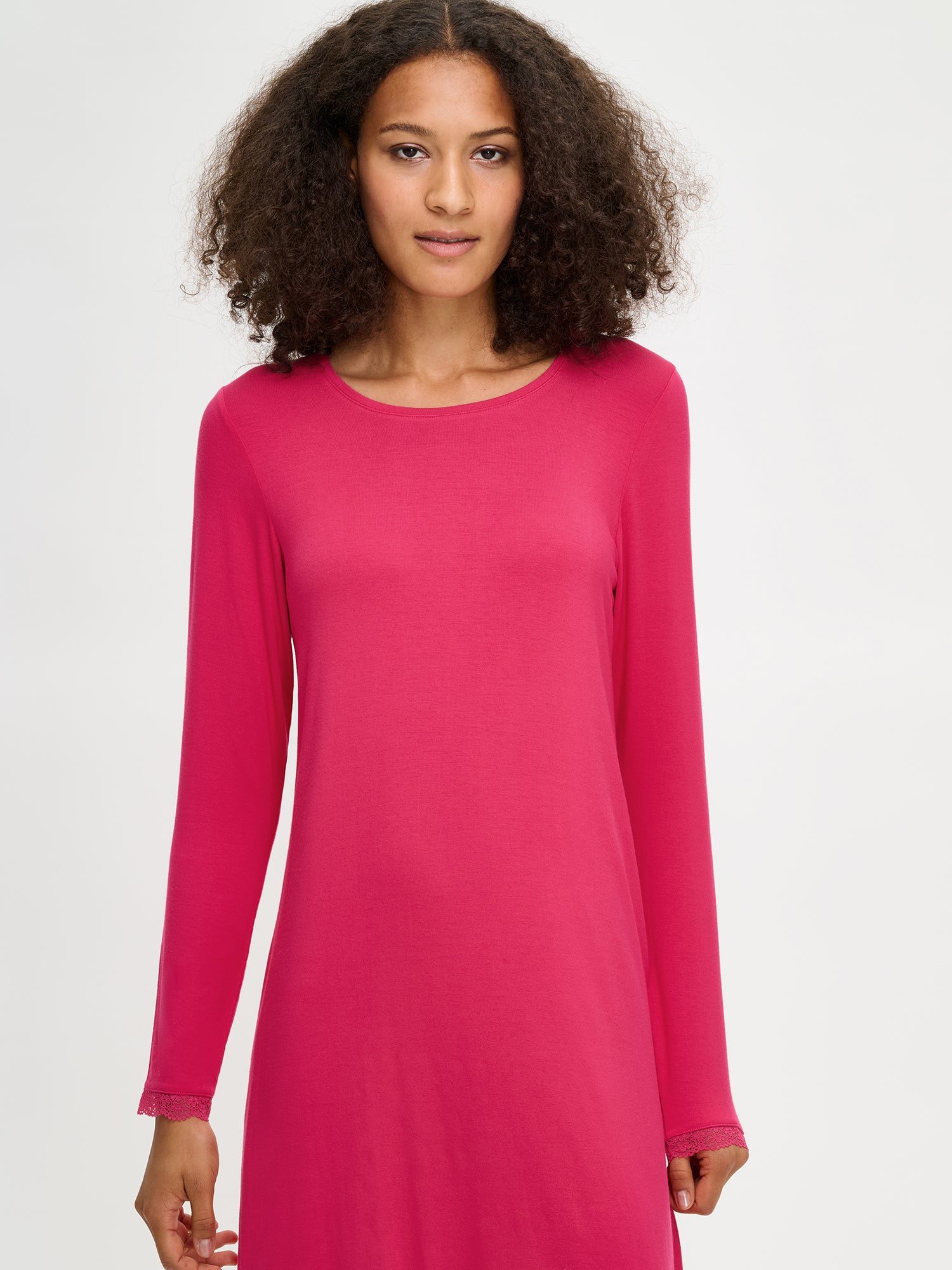 The hem and the wristbands of the Pitsi nightgown are adorned with timeless lace ribbons as shown in the picture on a model.