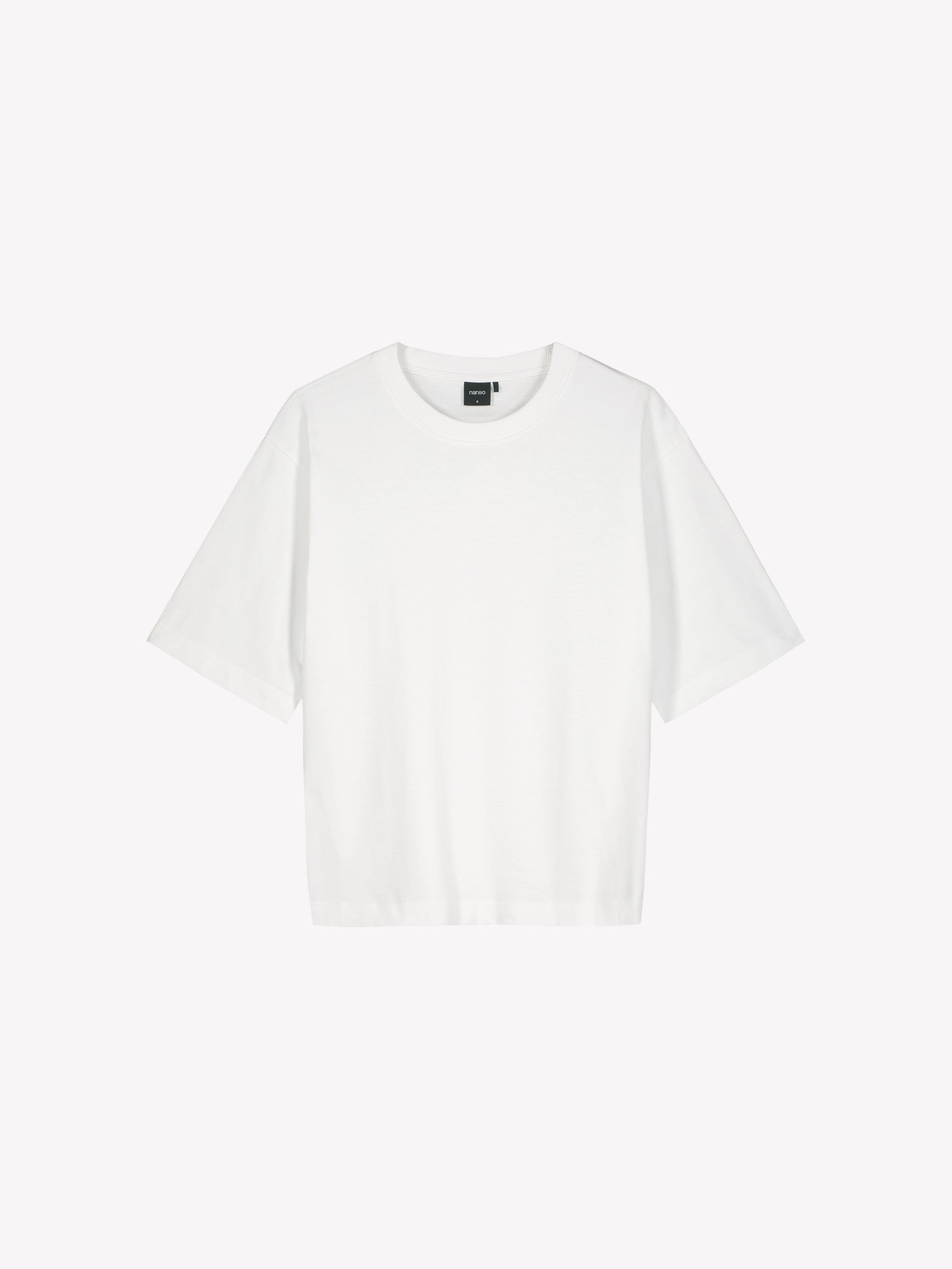 Nanso women's solid white Forma T-shirt. This boxy, loose-fitting T-shirt features a round ribbed neckline and loose 2/4-length sleeves. Product picture from the front.