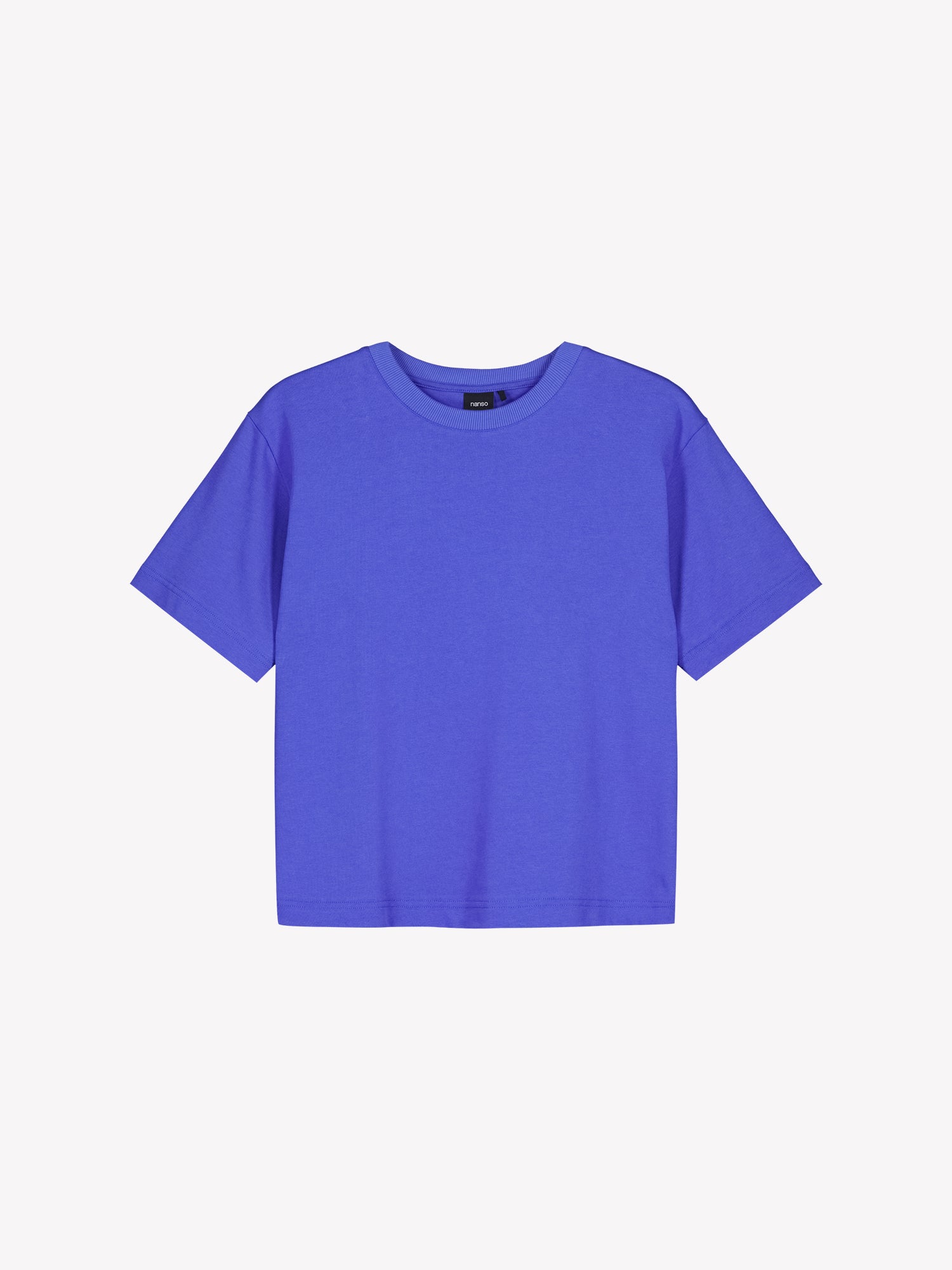Nanso women's solid blue Forma T-shirt. This boxy, loose-fitting T-shirt features a round ribbed neckline and loose 2/4-length sleeves. Product picture from the front.