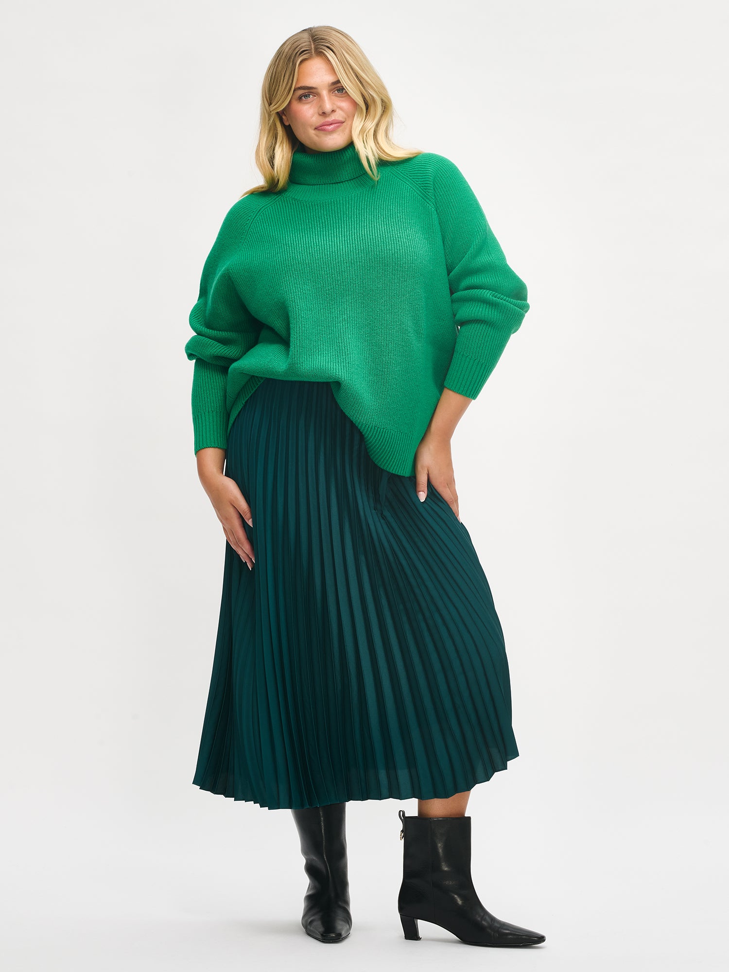 Nanso's elegant Taite skirt for women features a graceful drape in green shade, in size 46