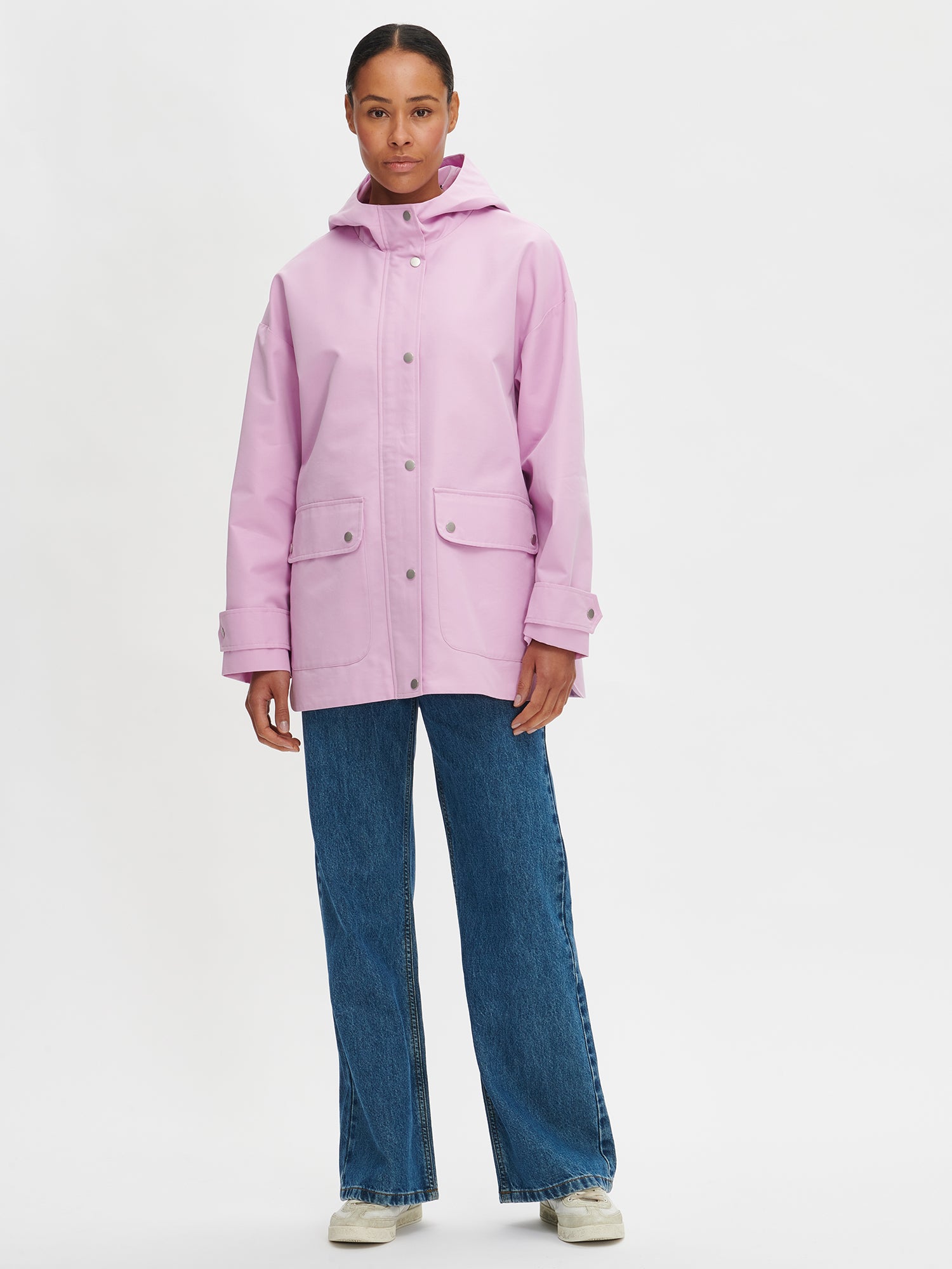 This stylish lilac Saija parka jacket is a practical transitional jacket for everyday wear and leisure. The hooded, lined jacket is lightweight and has a dropped shoulder line. 