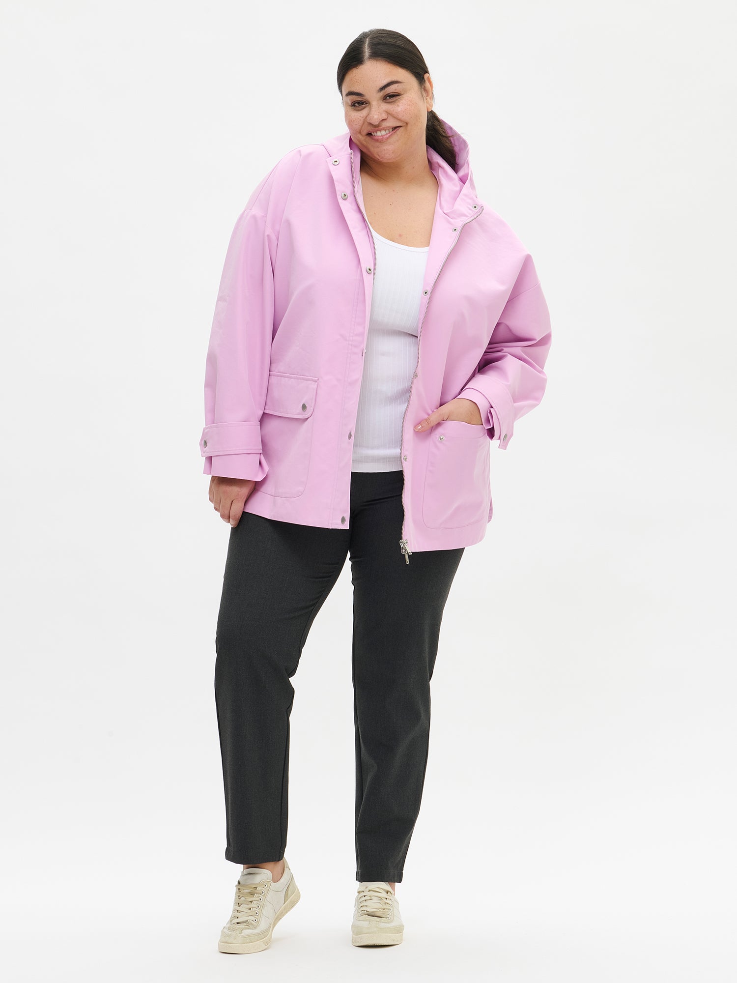 This stylish lilac Saija parka jacket is a practical transitional jacket for everyday wear and leisure. The hooded, lined jacket is lightweight and has a dropped shoulder line. 