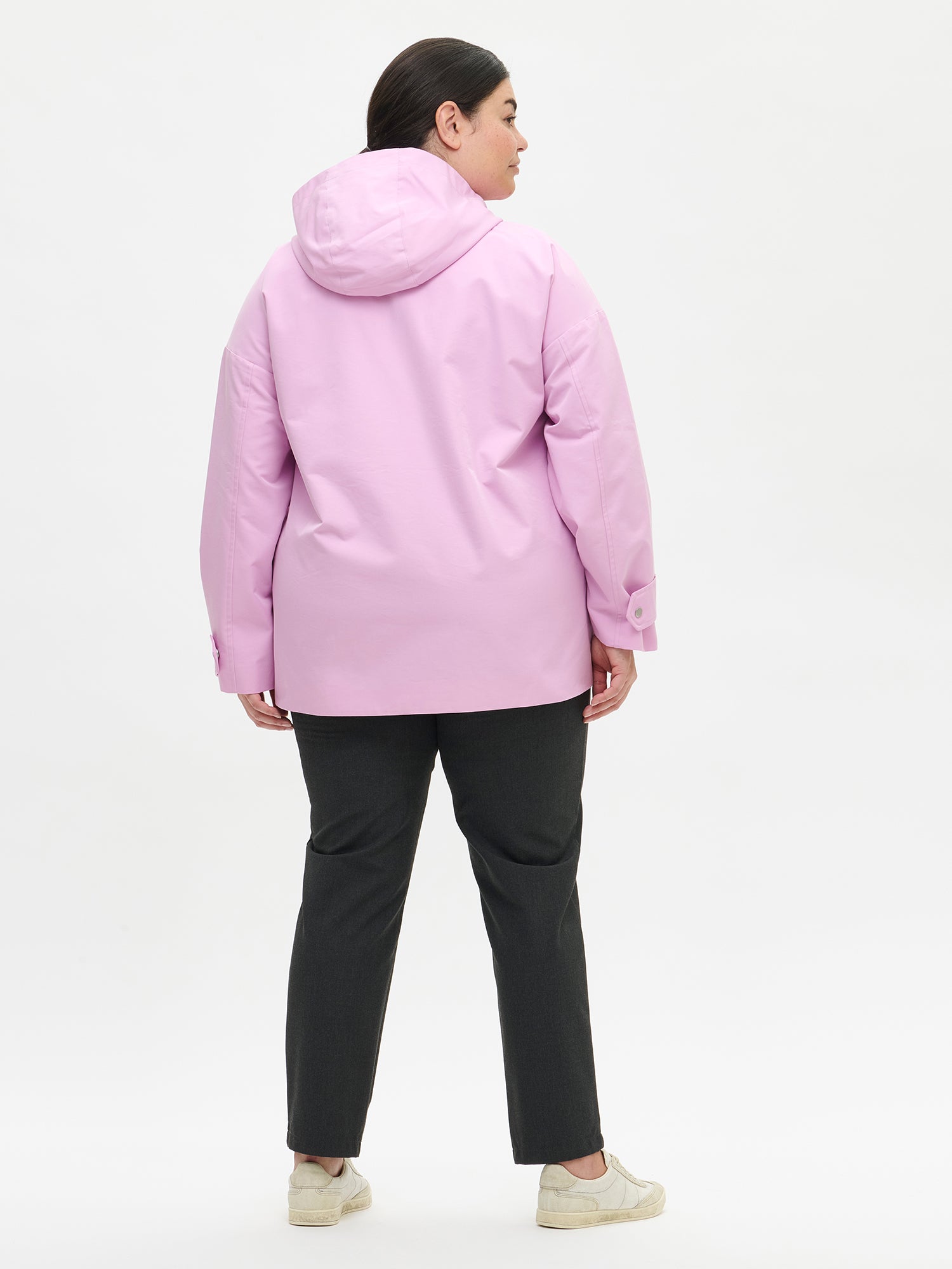 This stylish lilac Saija parka jacket is a practical transitional jacket for everyday wear and leisure. The hooded, lined jacket is lightweight and has a dropped shoulder line. 