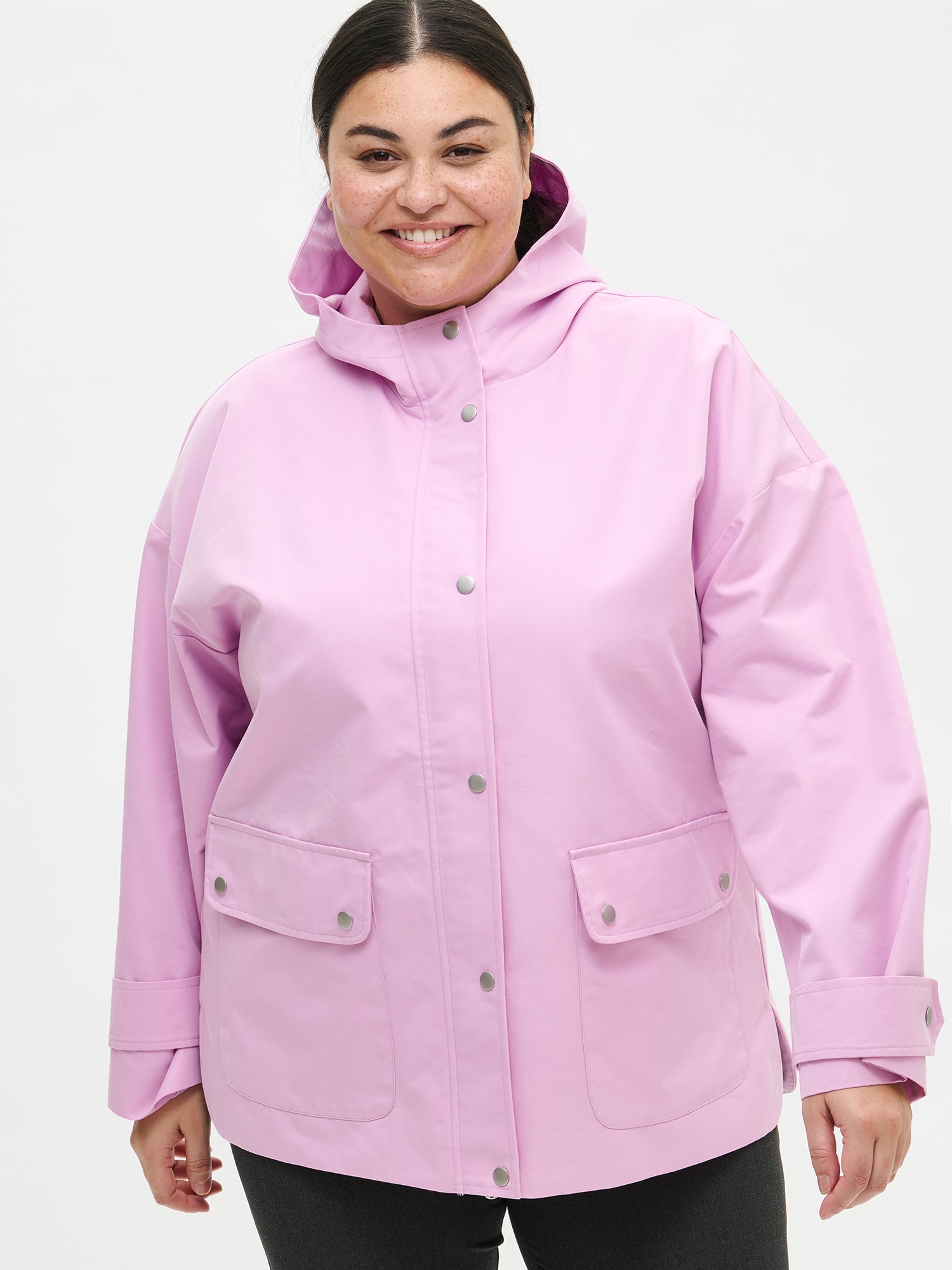 This stylish lilac Saija parka jacket is a practical transitional jacket for everyday wear and leisure. The hooded, lined jacket is lightweight and has a dropped shoulder line. 