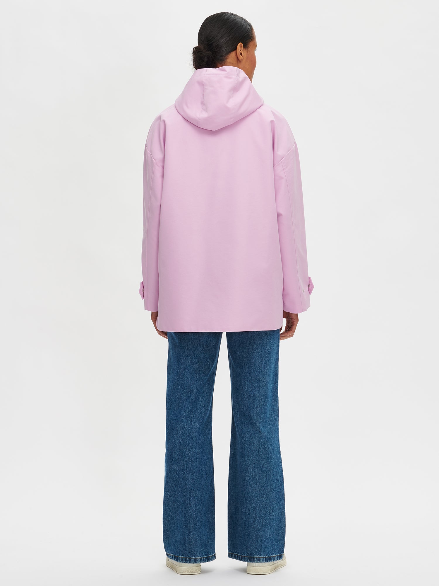 This stylish lilac Saija parka jacket is a practical transitional jacket for everyday wear and leisure. The hooded, lined jacket is lightweight and has a dropped shoulder line. 