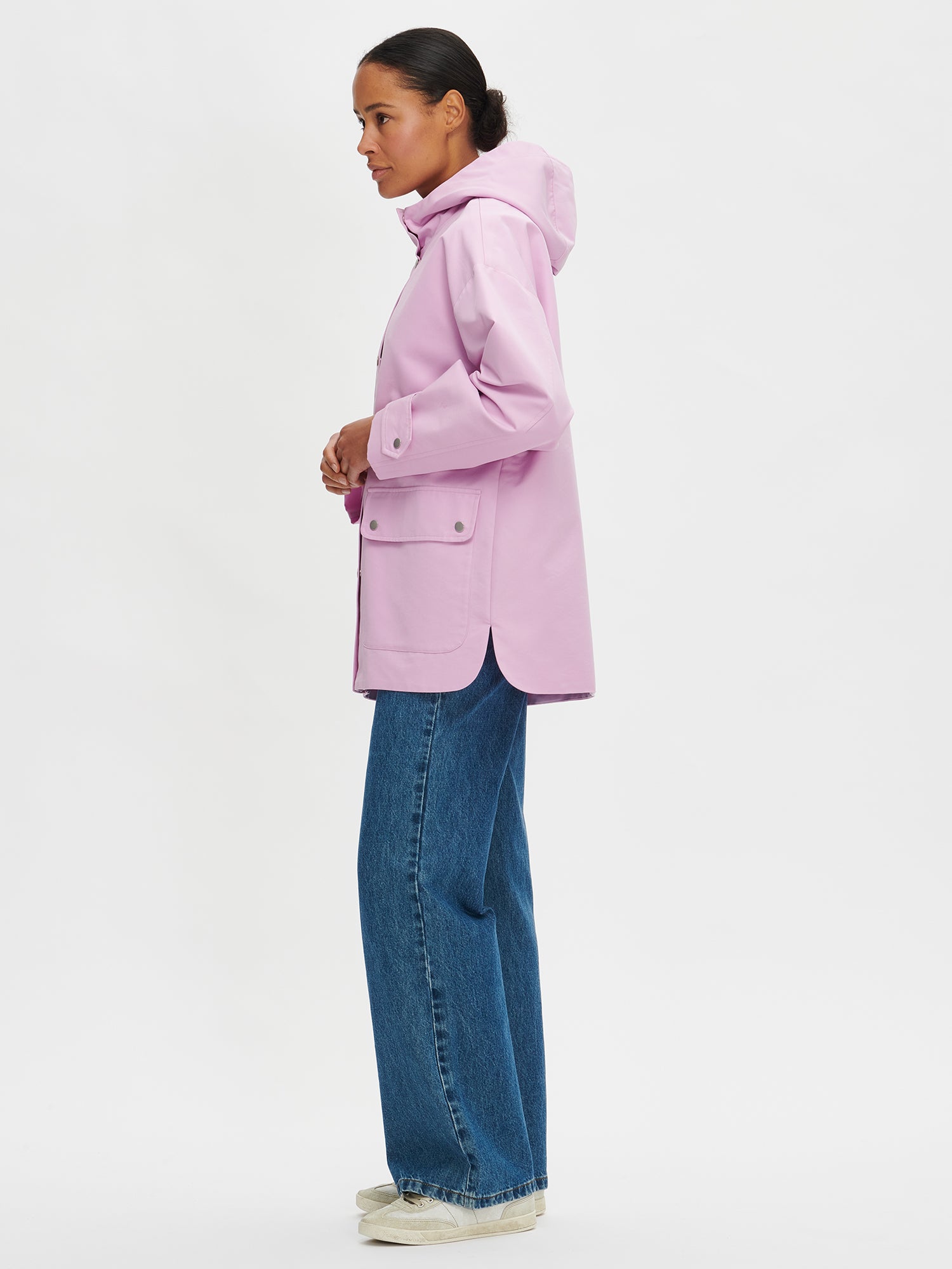 This stylish lilac Saija parka jacket is a practical transitional jacket for everyday wear and leisure. The hooded, lined jacket is lightweight and has a dropped shoulder line. 